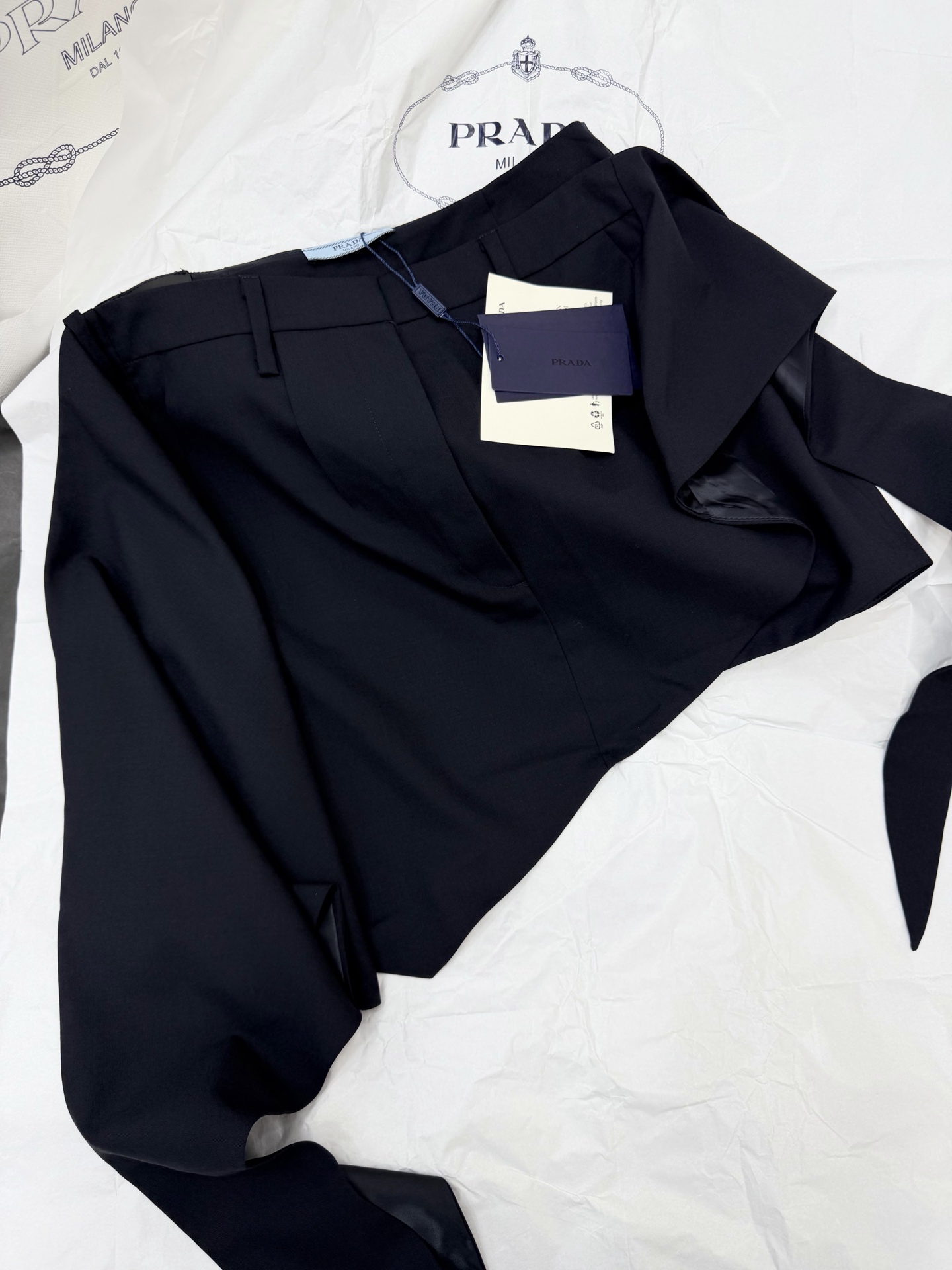 NO:843305,Original development~~ The asymmetrical skirt is made of high-quality fabrics, neatly cut, and full of modernity. The skirt is irregularly designed, with both layering and dynamic beauty. It looks great with a simple top or suit jacket. It can be easily controlled for commuting and parties, elegant and confident SML,,skirts,jackets & coats,business suit,19860909原版开发～～ 不对称半身裙采用高品质面料,剪裁利落,现代感十足.裙摆不规则设计,层次感和动态美兼具,搭配简约上衣或西装外套都很出彩,通勤、聚会都能轻松驾驭,优雅又自信 SML,,skirts,jackets & coats,business suit,,Women's clothing