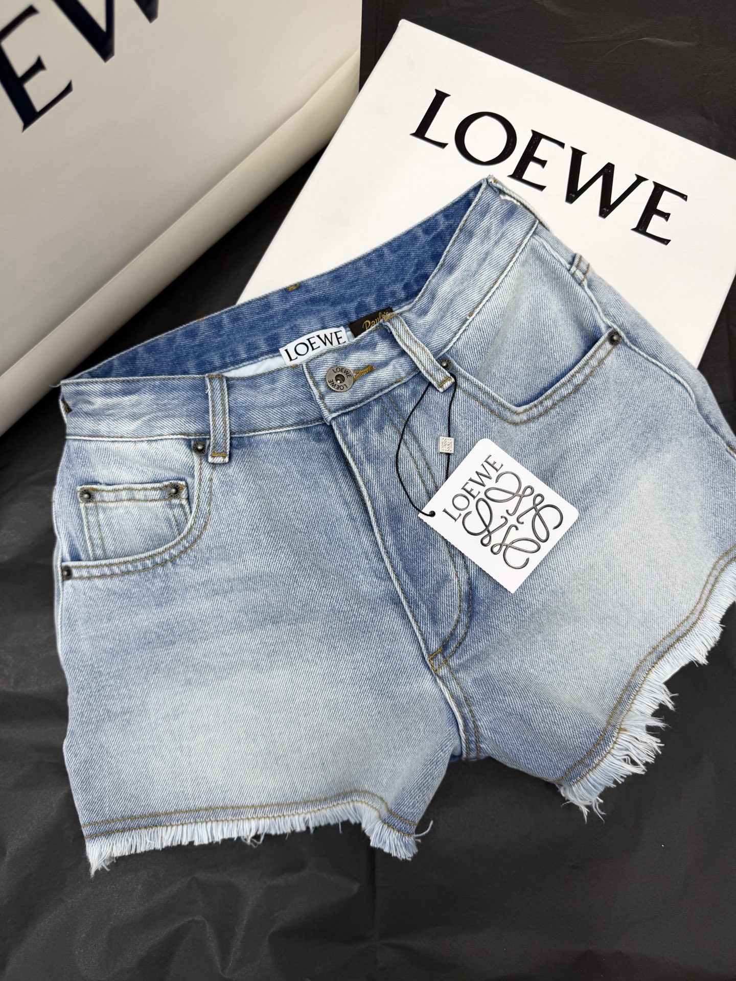NO:843299,Original development~~ The back pocket embroidered shorts are made of light blue washed cotton fabric, which is soft and comfortable. The raw edge design has a summer vacation atmosphere~~ The high-waist cut modifies the waistline, looks slim and versatile, and looks great with T-shirts or shirts!  SML,,shorts,shirts,tees,t-shirt,19860909原版开发～～ 后口袋刺绣短裤采用浅蓝水洗棉质面料,柔软舒适,毛边设计超有夏日度假氛围感～～高腰剪裁修饰腰线,显瘦又百搭,搭配T恤或衬衫都很出彩！SML,,shorts,shirts,tees，t-shirt,,Women's clothing