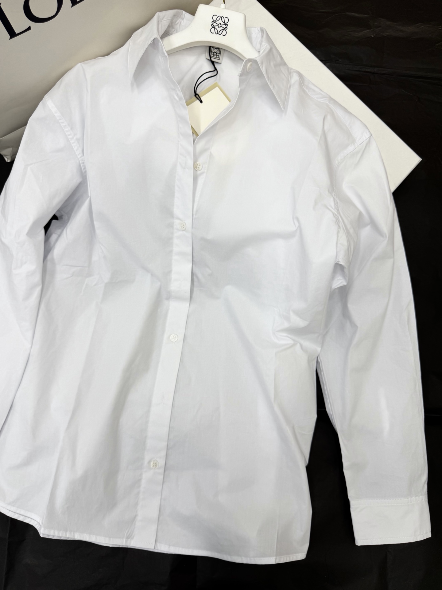 NO:843293,Original development~~ Minimalist style shirt Yb customized fabric, soft and breathable, super comfortable to wear!  Classic long-sleeve + button design, neat tailoring, slightly loose fit, tolerant to a variety of body shapes, easy to wear on daily commutes. It goes well with jeans or wide-leg pants, minimalist style, easy to wear casually SML,,jeans,shirts,19860909原版开发～～ 极简风衬衫Yb定制面料 柔软透气,穿着超舒适！经典长袖+纽扣设计,剪裁利落,版型微宽松,包容多种身材,通勤日常都能轻松驾驭 搭配牛仔裤或阔腿裤都很出彩,极简风格 轻松穿出随意感 SML,,jeans,shirts,,Women's clothing