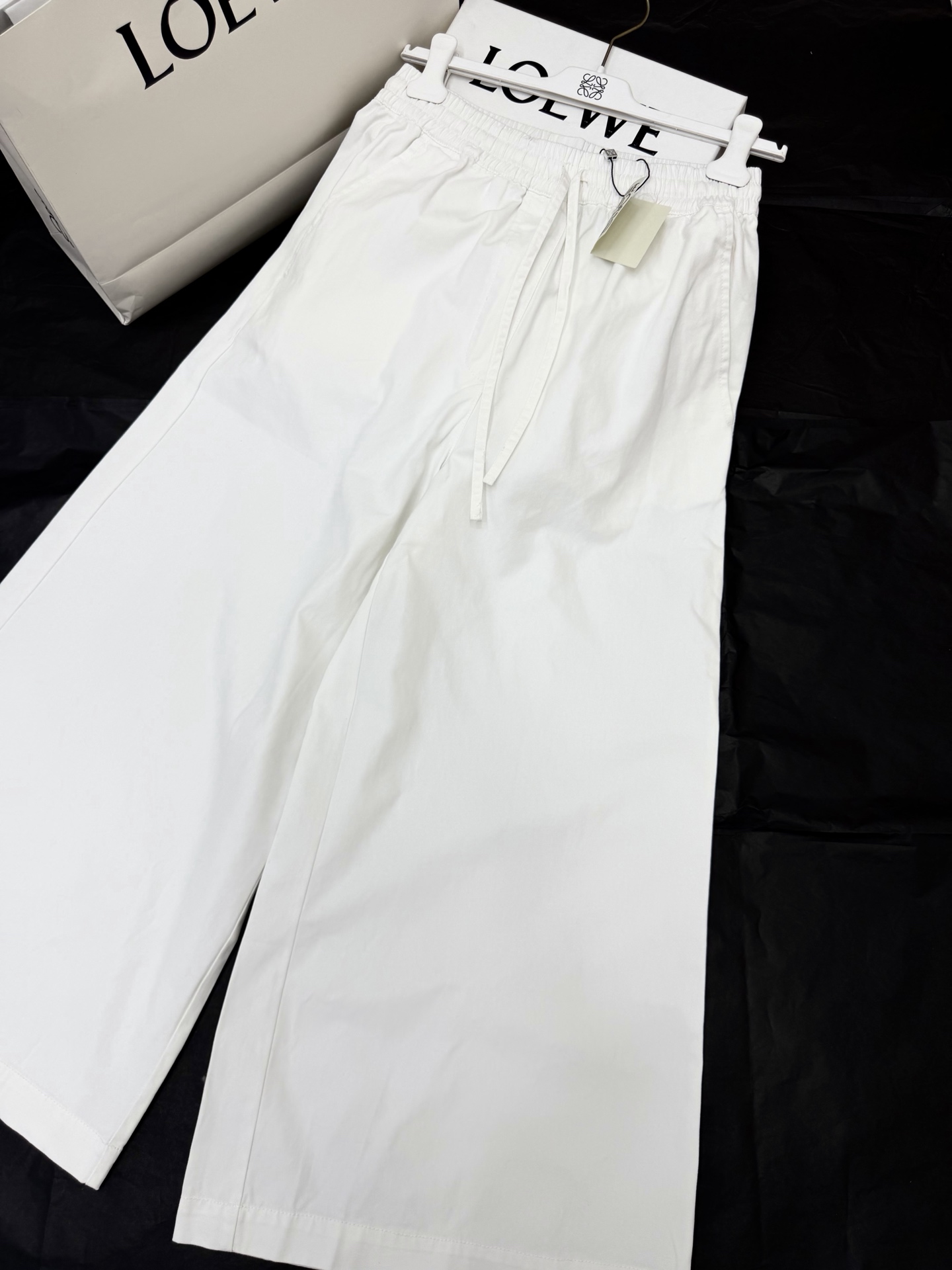 NO:868809,Original development~~ White loose casual pants are made of high-quality cotton fabric, soft and breathable, super comfortable to wear in spring and summer!  The back pocket has a beautifully embroidered hollow drawstring design, which can be adjusted at will, comfortable and practical. The straight and loose fit, minimalist style, is versatile and easy to use for daily commuting and leisure. SML,,19860909原版开发～～ 白色宽松休闲裤采用高品质棉质面料,柔软透气,春夏穿超舒服！后口袋精美刺绣镂空抽绳设计,随心调节,舒适又实用.直筒宽松版型,极简风格,百搭不挑人,日常通勤、休闲都能轻松驾驭 SML,,,Women's clothing