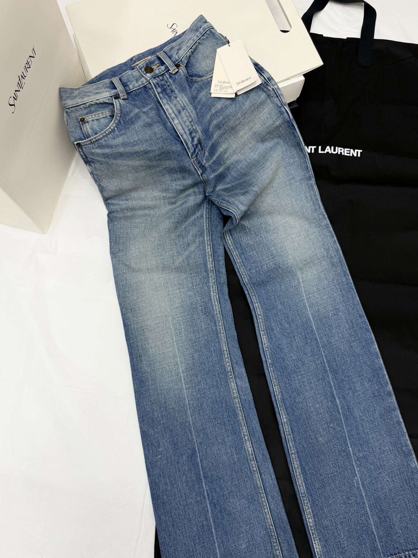 NO:863373,Original development, genuine real shot~~ Midline denim straight pants, classic blue washed denim, retro and fashionable!  The high-waisted design modifies the waistline. The midline of the washed legs lengthens the leg proportions. It is the first choice for people with long legs. It can be easily controlled for daily commuting and leisure. Pair it with a short top or shirt to easily get a retro style or urban feel. A must-have for fashionistas. SML, shirts,19860909原版开发 正品实拍～～ 中线丹宁直筒裤经典蓝色水洗丹宁,复古又时髦！高腰设计修饰腰线 洗水腿中线拉长腿部比例 大长腿达人首选 日常通勤、休闲都能轻松驾驭.搭配短上衣或衬衫,轻松get复古风or都市感 时髦精必备 SML,,shirts,,Women's clothing