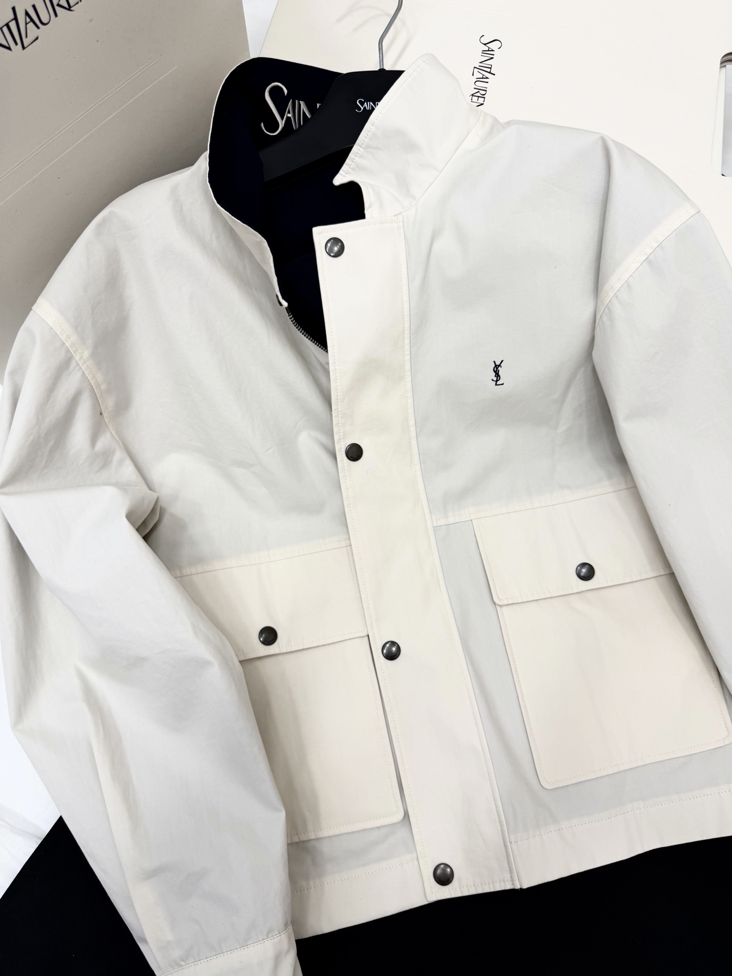 NO:863384,Original development, genuine real shot~~ YSL reversible jacket has both sides, beige and navy, easy to switch styles!  YB customized fabric has great stiffness and feel, and the embroidered logo on the lapel is very recognizable. It has a slightly loose fit and is very body-friendly. It can be worn for daily commuting and leisure. It goes well with jeans or trousers. A must-have for fashion. SML, saint laurent, jeans, jackets & coats,19860909原版开发 正品实拍～～ YSL双面穿夹克米白&藏蓝两面,轻松切换风格！YB定制面料 力挺度手感都超赞,翻领刺绣Logo超有辨识度 微宽松版型,对身材超友好 日常通勤、休闲都能穿,搭配牛仔裤或西裤都很出彩 时髦精必备 SML,,saint laurent,jeans,jackets & coats,,Women's clothing