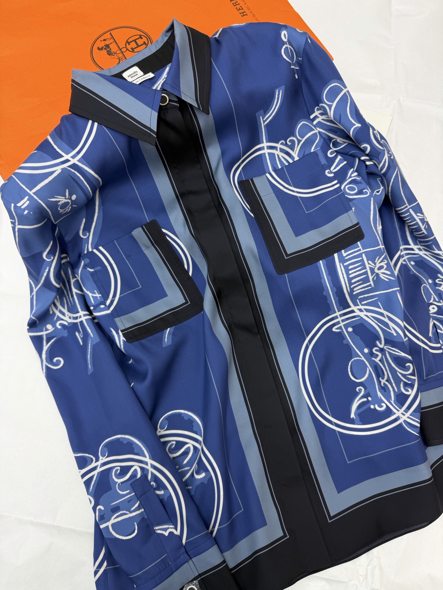 NO:863396,Original development, real shot~~ Silk blue printed shirt yb customized silk fabric, smooth and shiny to the touch. White abstract line printing, full of artistic sense, black trim embellishment, full of layering. It is neatly cut and can be easily used in daily or formal occasions. It looks great with simple trousers or skirts. It is easy to get elegant temperament!  SML,,skirts,shirts,real silk,19860909原版开发 正品实拍～～ 真丝蓝色印花衬衫yb定制真丝面料,触感柔滑有光泽 白色抽象线条印花,艺术感满满,黑色边饰点缀,层次感十足.剪裁利落,日常或正式场合都能轻松驾驭,搭配简约裤装或裙装都很出彩,优雅气质轻松get！SML,,skirts,shirts,real silk,,Women's clothing