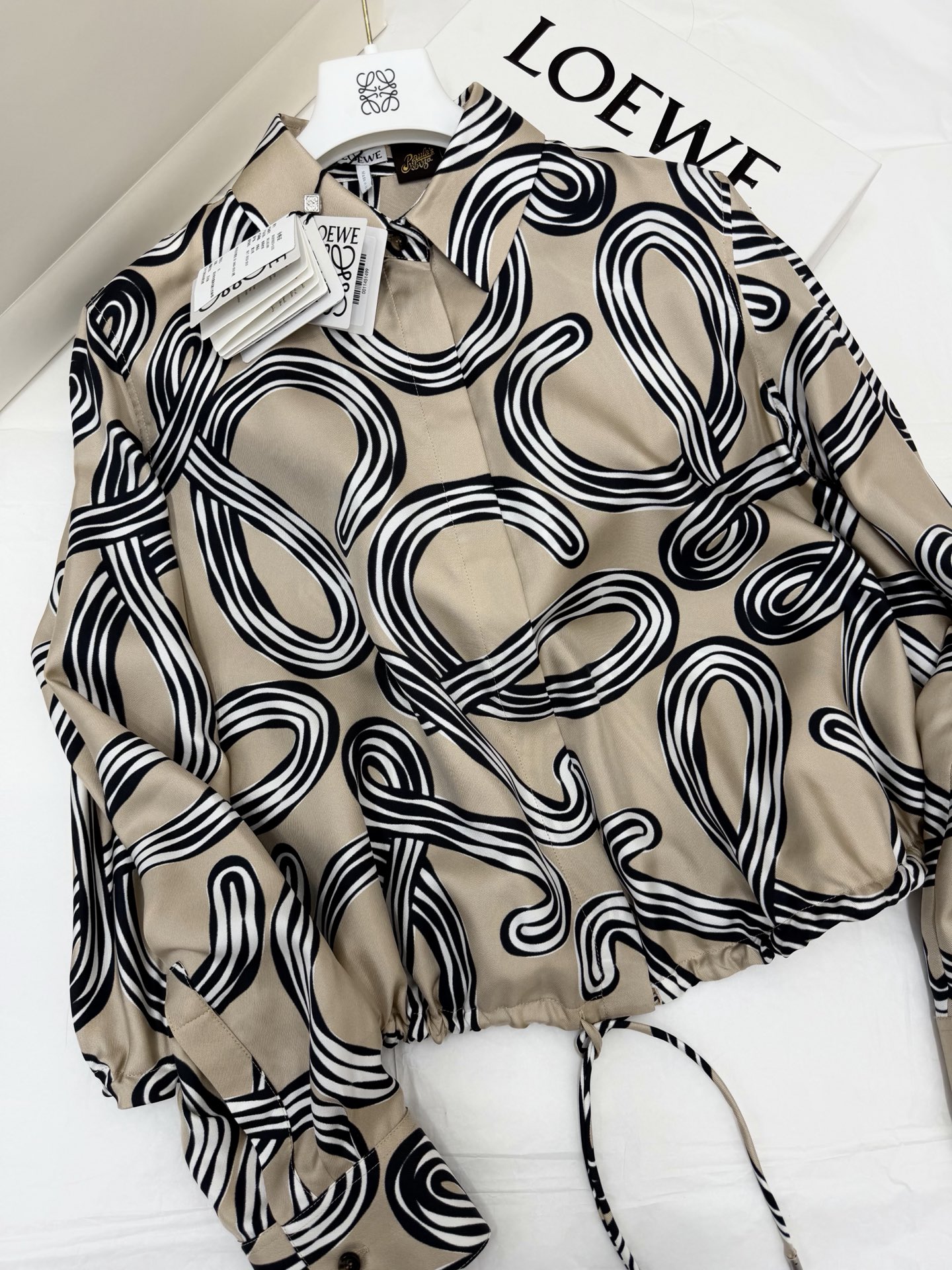 NO:868769,Original development, real shot~~ Silk printed shirt [restored printing on the chest] YB custom fabric, beige bottom with black knot printing, full of retro nautical style!  Light and breathable fabric, super comfortable to wear in summer. The drawstring hem is adjustable to easily create a high waistline and optimize body proportions. It can be worn daily or on vacation. Paired with high-waisted pants or skirts, you can easily get the French lazy feeling!  SML,,skirts,real silk,19860909原版开发 正品实拍～～ 真丝印花衬衣【胸前还原印花】YB定制面料 米色底配黑色绳结印花,复古航海风满满！轻薄透气面料,夏天穿超舒服 抽绳下摆可调节,轻松打造高腰线,优化身材比例.日常、度假都能穿,搭配高腰裤或半裙,法式慵懒感轻松get！ SML,,skirts,real silk,,Women's clothing