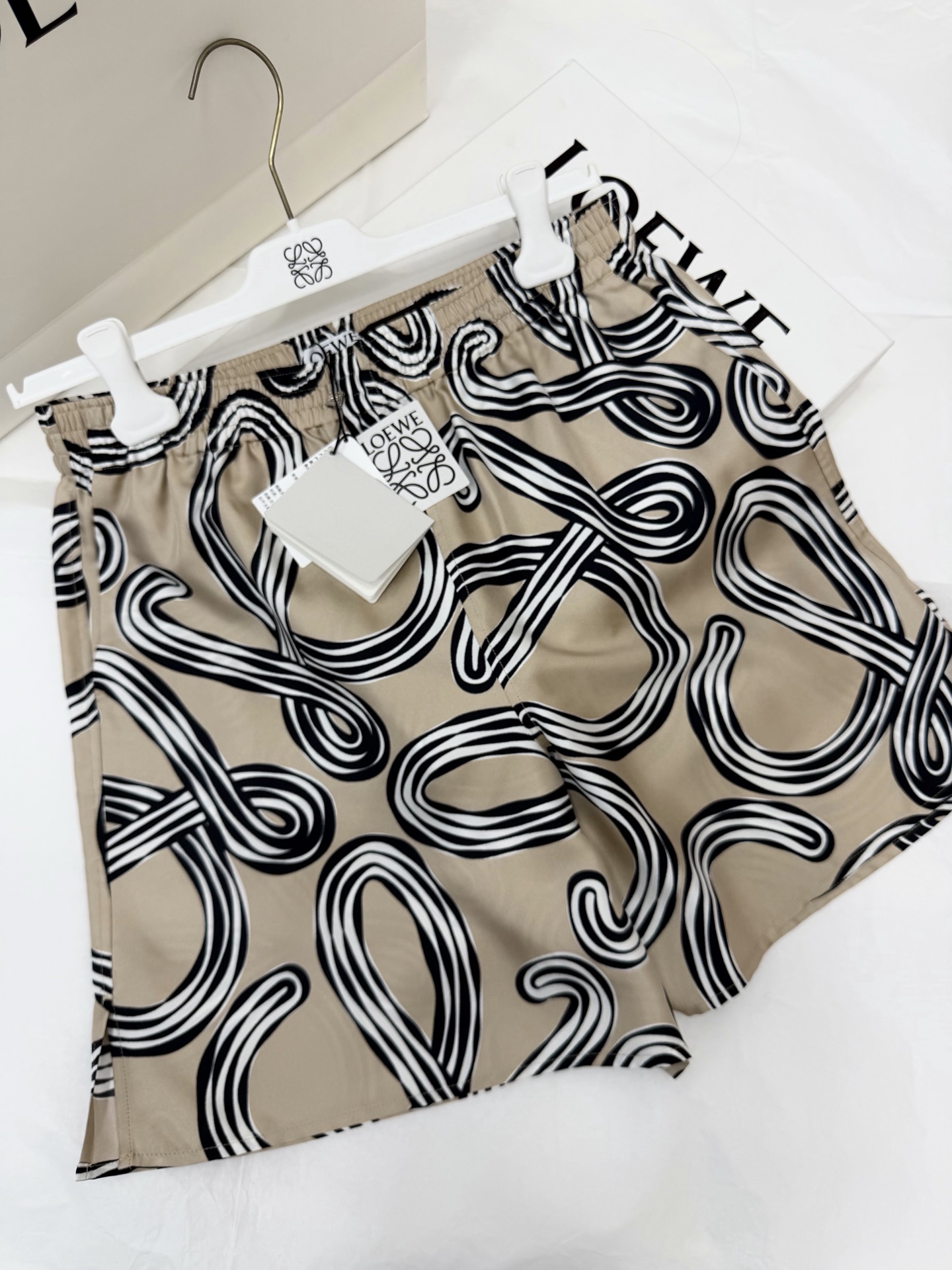 NO:868790,Original development and real shot~~ Silk printed shorts with beige bottom and black knot pattern, full of summer vacation atmosphere!  yb customized silk fabric with elastic waist design, super comfortable to wear, suitable for all kinds of body shapes. The all-over printed knots are inspired by nautical elements, retro and artistic, and can be easily worn in daily life or vacation. Pair it with a simple top or items from the same series, and you can easily get a high-end relaxed look!  SML,,shorts,real silk,19860909原版开发 正品实拍～～ 真丝印花短裤米色底配黑色绳结图案,夏日度假氛围感拉满！yb定制真丝面料 松紧腰设计,穿着超舒适,适合各种身材.满印绳结灵感来自航海元素,复古又艺术,日常或度假都能轻松驾驭.搭配简约上衣或同系列单品,轻松get高级松弛感穿搭！SML,,shorts,real silk,,Women's clothing
