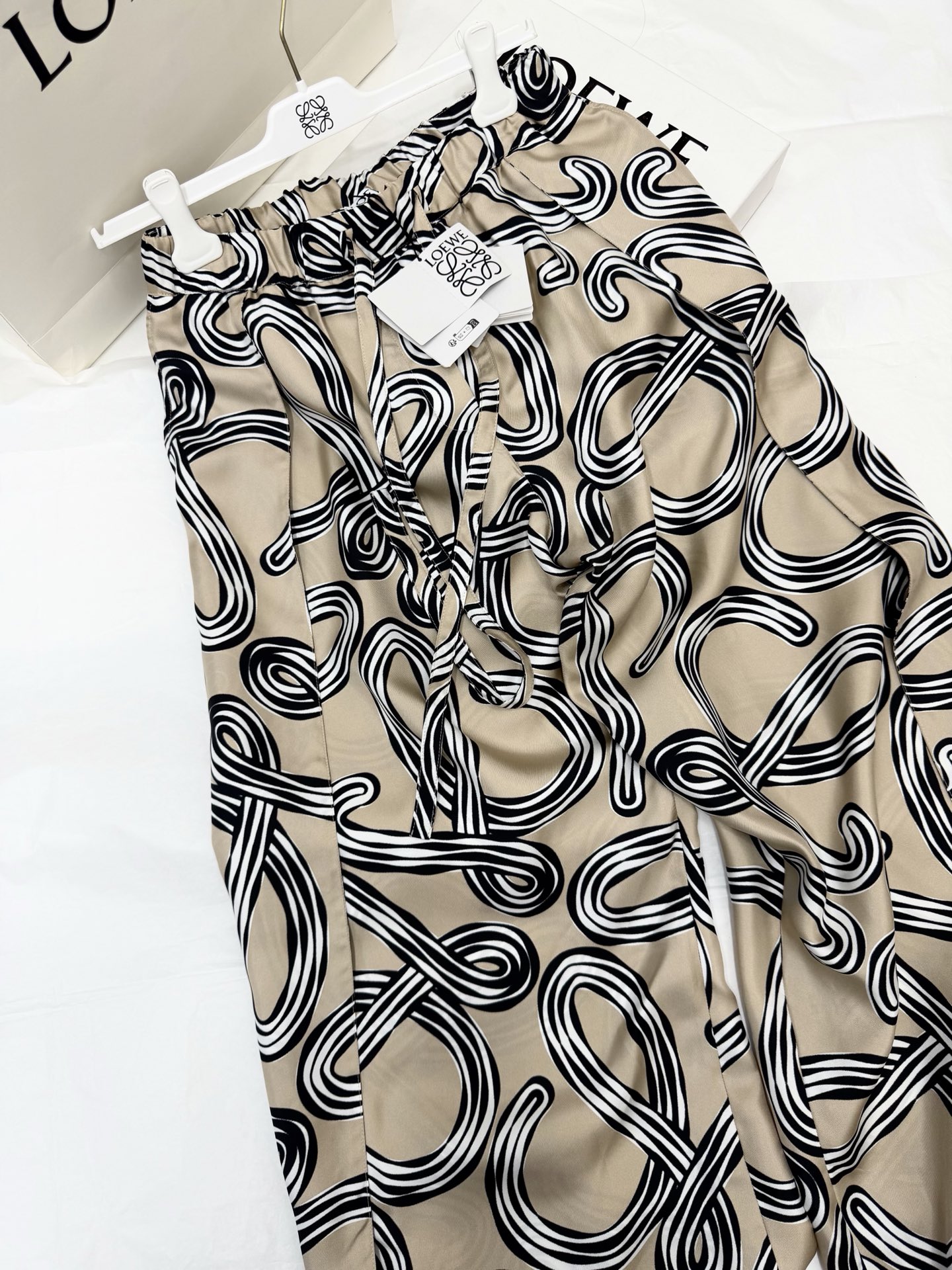 NO:868801,Original development, genuine real shot~~ Silk printed wide-leg pants yb customized silk fabric, light and breathable, super comfortable to wear in summer!  High waist + loose tailoring, showing long legs and covering the flesh, suitable for all body types. The black and white geometric print is inspired by the coastline, full of artistic sense, and can be easily controlled on vacation or daily life. The elastic waist design makes it easy to put on and take off, and the comfort level is high!  Pair it with a simple top or straw bag to easily get a relaxed summer look SML,,espadrilles,real silk,19860909原版开发 正品实拍～～ 真丝印花阔腿裤yb定制真丝面料 轻薄透气,夏天穿超舒服！高腰+宽松剪裁,显腿长又遮肉,适合各种身材.黑白几何印花灵感来自海岸线,艺术感满满,度假or日常都能轻松驾驭.松紧腰设计,穿脱方便,舒适度up！搭配简约上衣或草编包,轻松get夏日松弛感穿搭 SML,,espadrilles,real silk,,Women's clothing