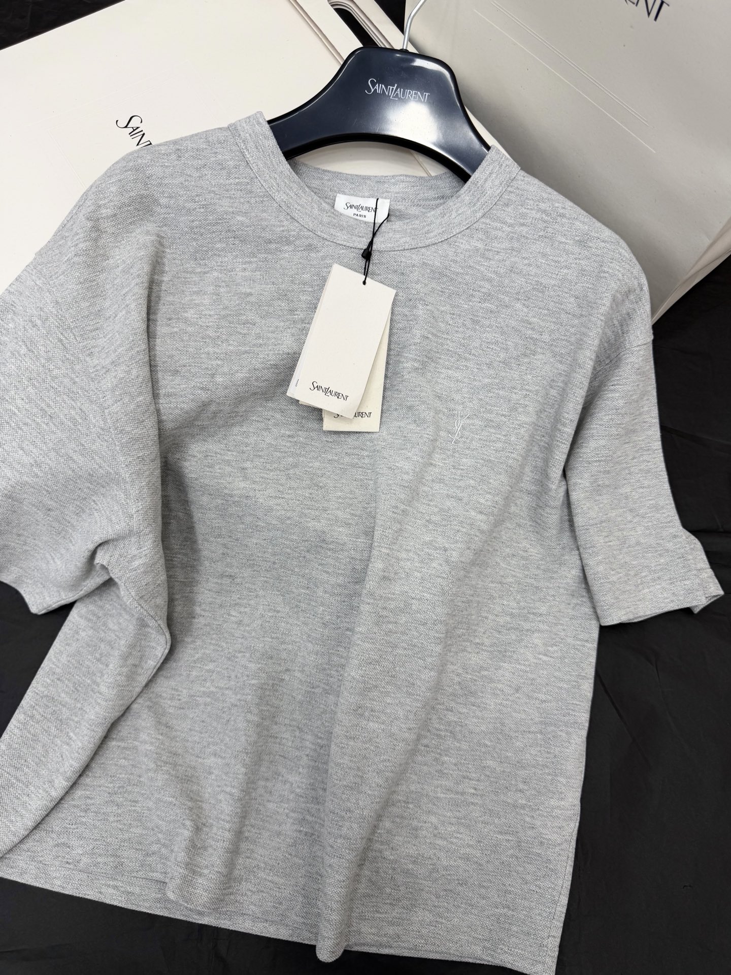 NO:874974,Original development, real shot~~ YSL gray short-sleeved T-shirt has a classic round neck design, simple and versatile, suitable for various occasions. High-quality cotton material, soft and breathable, comfortable to wear, loose version, free of movement, easy to create a lazy style or minimalist style. The gray is low-key and durable, easy to match with dark and light bottoms, suitable for commuting, leisure, and parties!  SML,,saint laurent,T-shirt,tees,t-shirt,19860909原版开发 正品实拍～～ YSL灰色短袖T恤经典圆领设计,简约百搭,适合多种场合穿搭.高品质棉料,柔软透气,穿着舒适,宽松版型,活动自如,轻松打造慵懒风或极简风.灰色低调耐看,轻松搭配深浅下装,通勤、休闲、聚会都能hold住！SML,,saint laurent,T-shirt,tees，t-shirt,,Women's clothing