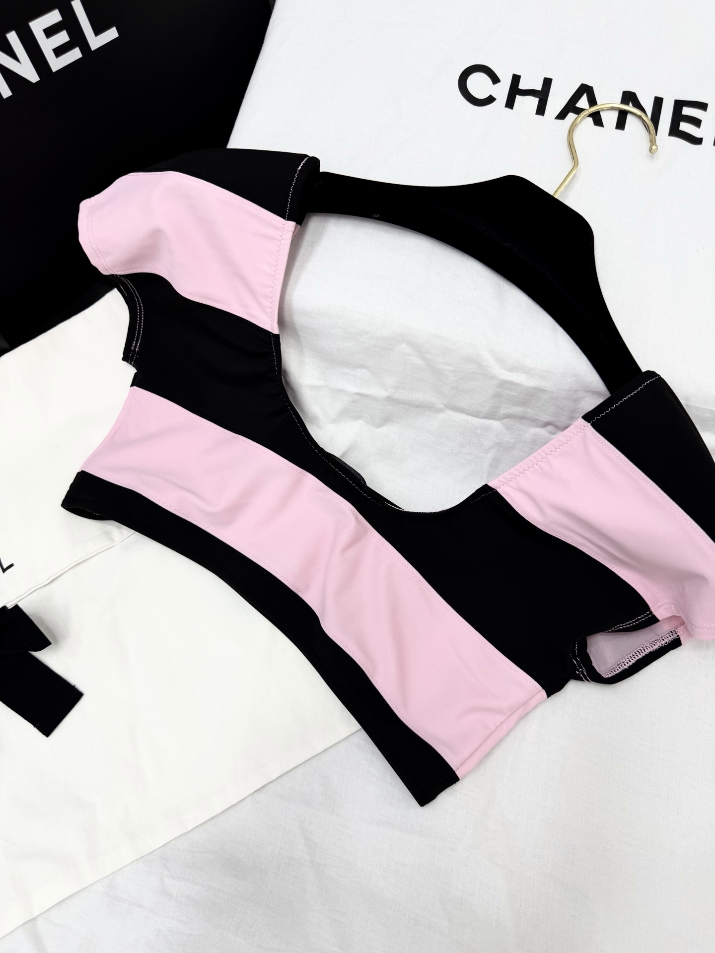 NO:877292,Original development, add single style to order~~ The short pink striped short sleeves with contrasting color stitching are super recognizable, simple and fashionable!  yb's customized fabric fits the body shape and is comfortable to wear. It is suitable for going out on the street or on vacation at the beach in summer. The large neckline design is elegant and practical. Pair it with high-waisted pants or skirts to easily create a summer atmosphere. SML, skirts, T-shirt,19860909原版开发 订单加单款～～ 短款粉色条纹短袖撞色拼接超有辨识度,简约又时髦！yb定制面料贴合身形,穿着舒适,夏天出街或海边度假都很适合.大领口设计优雅又实用,搭配高腰裤或裙装,轻松打造夏日氛围感 SML,,skirts,T-shirt,,Women's clothing