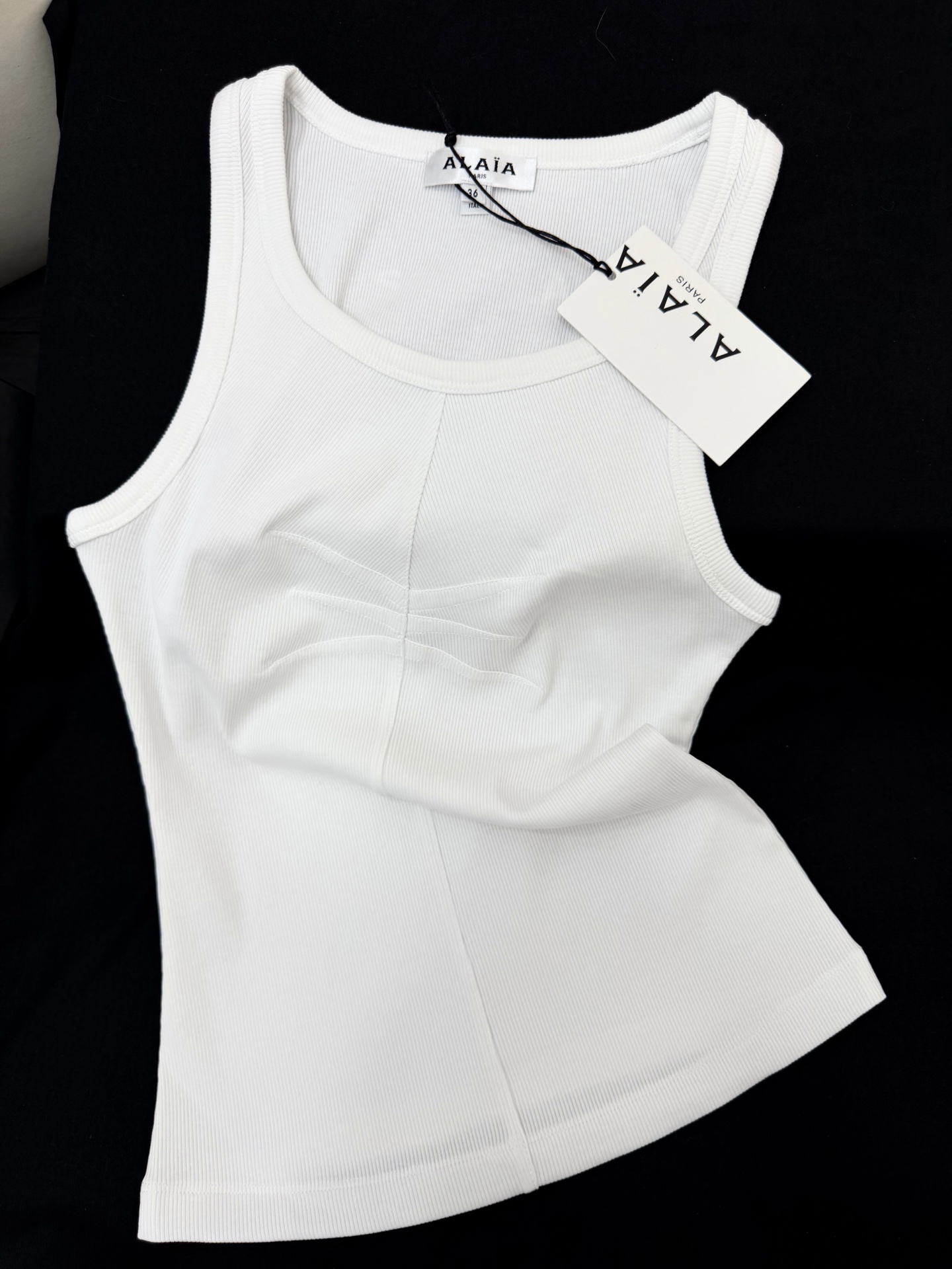 NO:877912,Original development~~ White shrimp line vest with iconic three-dimensional tailoring + elastic fabric, fits the body shape and shows curves!  Light and breathable, it can be worn alone or layered in summer. It is slim fit, comfortable and fashionable. It is extremely versatile and can be easily used for commuting, leisure, and layering. It is simple and has a sense of design. It is a must-have basic model for the wardrobe!  SML,,19860909原版开发～～ 白色虾线背心标志性立体剪裁+弹力面料,贴合身形超显曲线！轻薄透气,夏天单穿or内搭都OK,修身不勒,舒适又时髦.百搭属性超强,通勤、休闲、叠穿都能轻松驾驭,简约又有设计感,是衣橱必备基础款！SML,,,Women's clothing