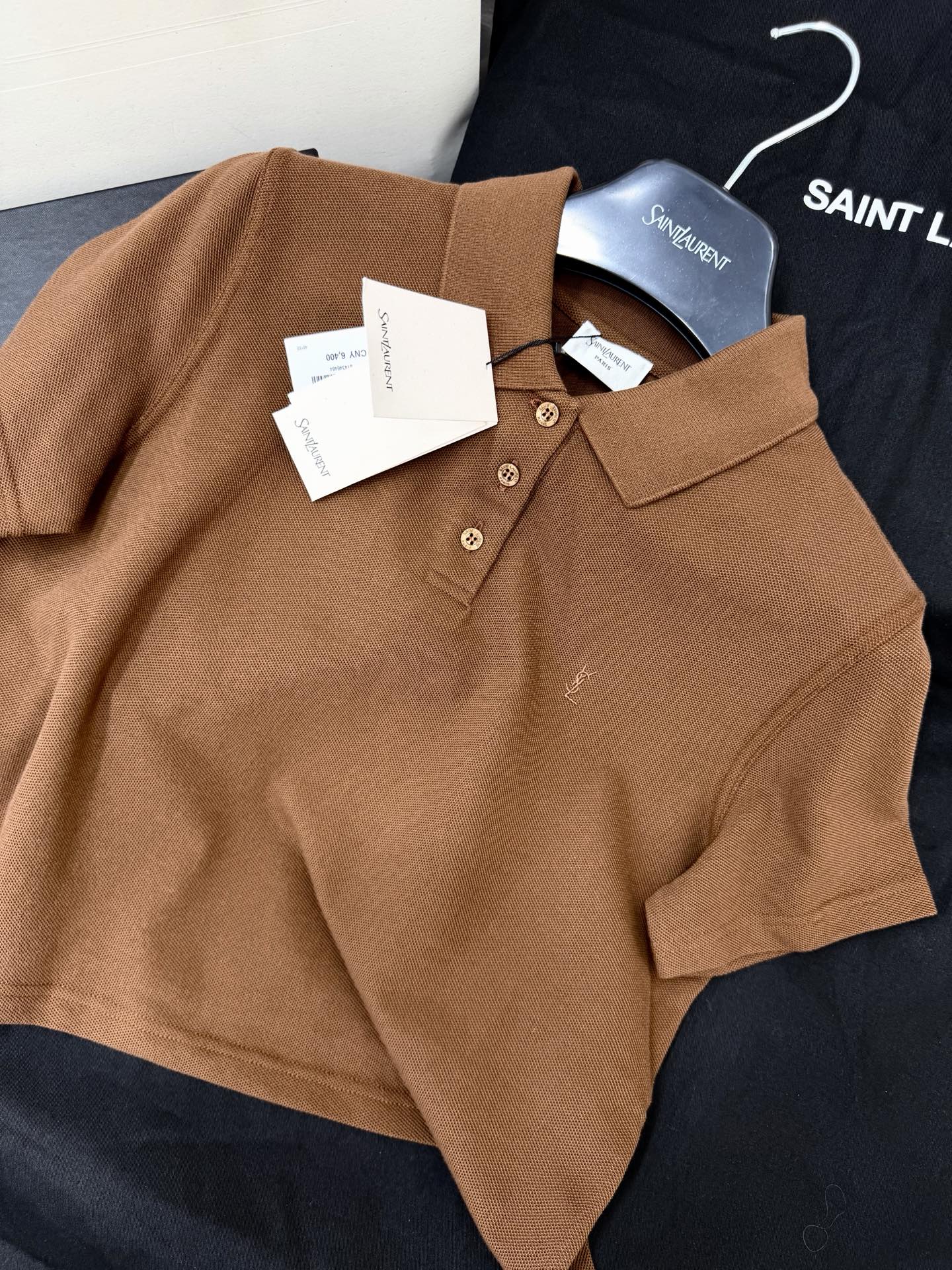 NO:877908,Original development, genuine real shot~~ Caramel brown Polo short-sleeved yb custom fabric, soft and breathable, super comfortable to wear in summer!  Classic lapel + three-button design, perfect details, low-key embroidered logo on the left chest. Caramel brown is low-key and noble, easily creating a mature and elegant atmosphere. The slightly loose version can be easily used for commuting, daily life, and dating. It goes well with linen pants or jeans. SML,,jeans,T-shirt,19860909原版开发 正品实拍～～ 焦糖棕Polo短袖yb定制面料 柔软透气,夏天穿超舒服！经典翻领+三粒扣设计,细节满分,左胸低调刺绣Logo .焦糖棕色低调显贵 轻松打造成熟儒雅氛围.版型微宽松 通勤、日常、约会都能轻松驾驭,搭配亚麻裤或牛仔裤都很出彩 SML,,jeans,T-shirt,,Women's clothing