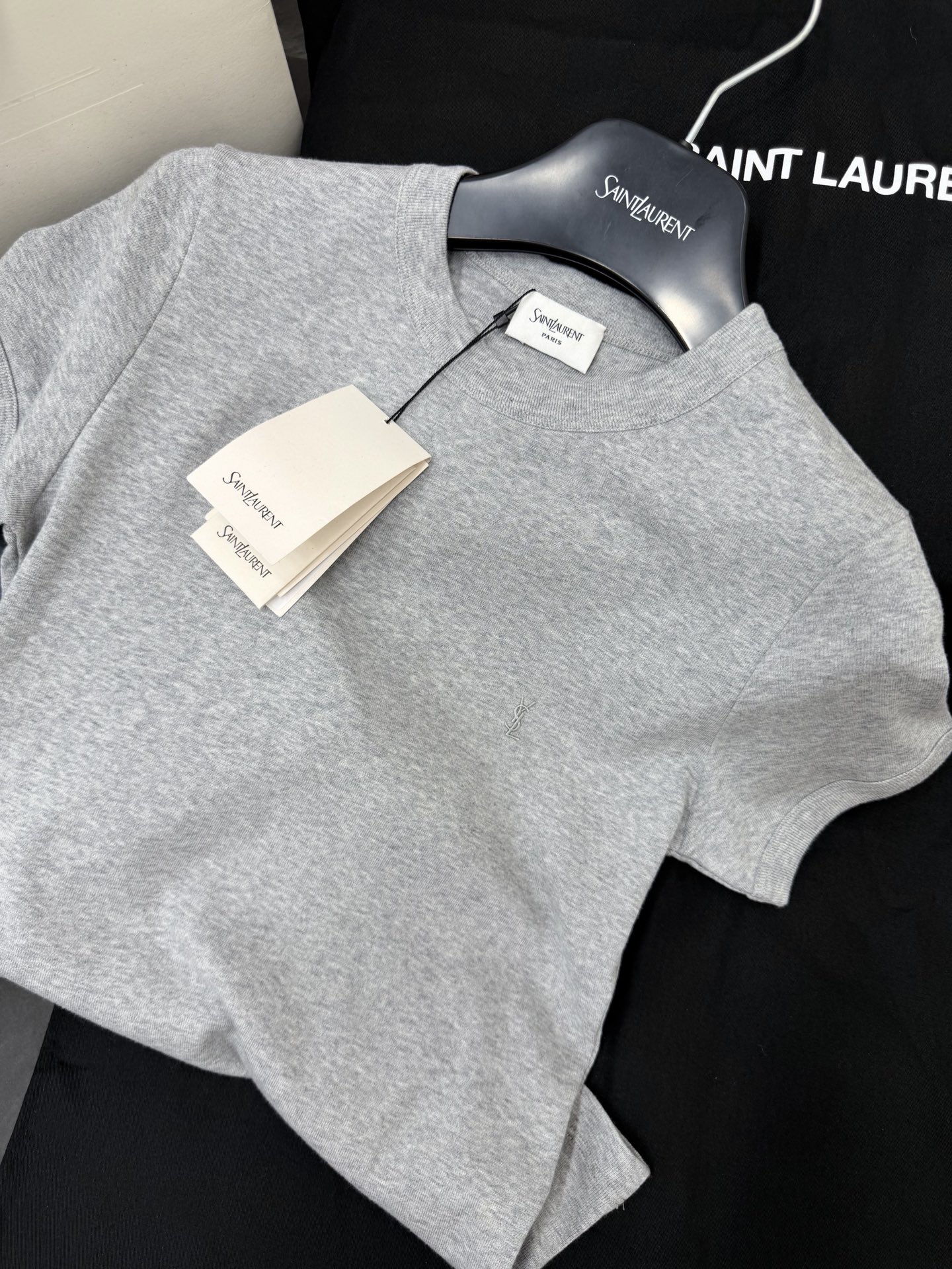 NO:877905,Original development, genuine real shot~~ Gray right shoulder short-sleeved T-shirt yb custom fabric, soft and skin-friendly, super breathable, super comfortable to wear in spring and summer!  Straight shoulder cut + round neck design, simple and high-end, the slim fit shows off the body curve, the gray color is versatile and can be worn easily for commuting and leisure. Pair it with suit pants or skirts, and you can easily get a sense of fashion. SML, skirts, T-shirts, tees, t-shirts, business suits,19860909原版开发 正品实拍～～ 灰色正肩短袖T恤yb定制面料 柔软亲肤,透气性超棒,春夏穿超舒服！正肩剪裁+圆领设计,简约又高级,修身版型超显身材曲线,灰色百搭不挑肤色,通勤休闲都能轻松驾驭.搭配西装裤或半身裙,轻松get时尚感 SML,,skirts,T-shirt,tees，t-shirt,business suit,,Women's clothing