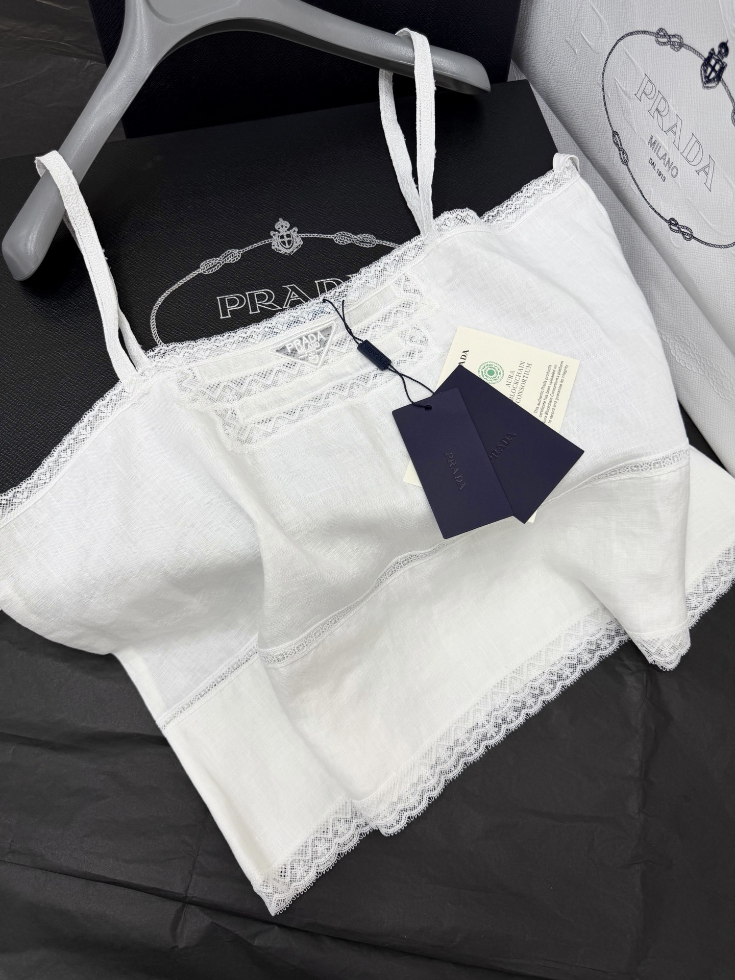 NO:878523,Original development, real shot of the product~~ Linen white lace camisole made of yb custom fabric with exquisite lace trim, simple and elegant. Thin shoulder straps + hollow design on the chest, full of layers, great to wear alone or layered in spring and summer!  Whether paired with high-waisted pants or a skirt, you can easily create a fresh or retro style, which can be easily worn in daily life and parties~SML,,skirts,19860909原版开发 大货实拍～～ 亚麻白色蕾丝吊带背心yb定制面料 搭配精致蕾丝边,简约又优雅.细肩带+胸前镂空设计,层次感满满,春夏单穿或内搭都很出彩！无论配高腰裤还是裙装,轻松打造清新或复古风,日常、聚会都能轻松驾驭～SML,,skirts,,Women's clothing