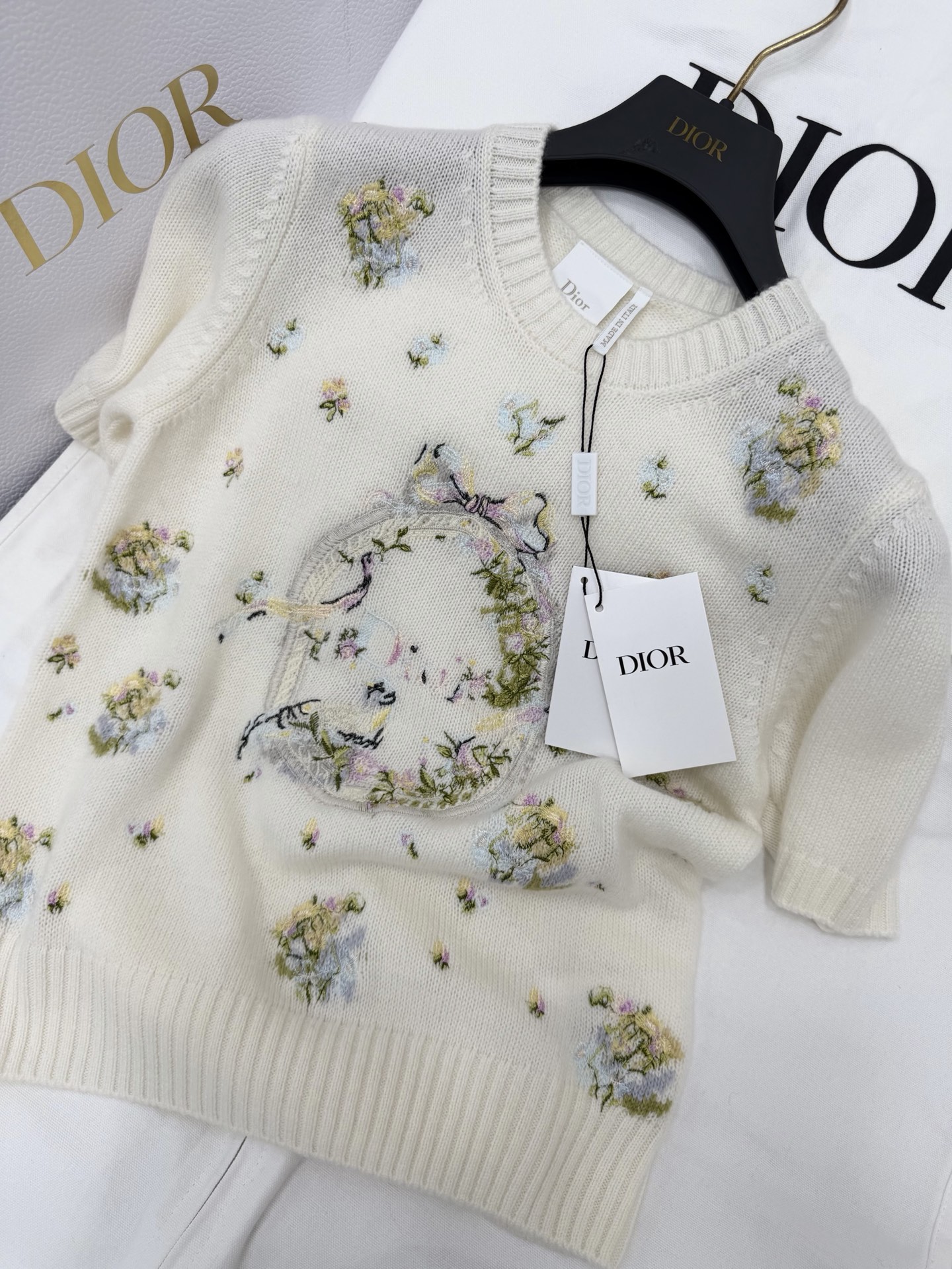 NO:878525,Original development and real shot. Made of floral embroidered knitted short-sleeved off-white cashmere material, soft and skin-friendly, full of spring atmosphere. Exquisite flower and bird embroidery, details are very recognizable, round neck short-sleeved design, slightly loose cut, comfortable and elegant, easy to wear for commuting and leisure. Paired with jeans or skirt, you can switch between gentle or mature style at will, it is a must-have and versatile item for early spring wardrobe!  ,,skirts,jeans,T-shirt,19860909原版开发 大货实拍 花卉刺绣针织短袖米白色羊绒材质,柔软亲肤,春日氛围感满满.精致花鸟刺绣 细节超有辨识度 ,圆领短袖设计,微宽松剪裁,舒适又显气质,通勤休闲都能轻松驾驭.搭配牛仔裤或半裙,温柔or轻熟风随心切换,是早春衣橱必备百搭单品！,,skirts,jeans,T-shirt,,Women's clothing