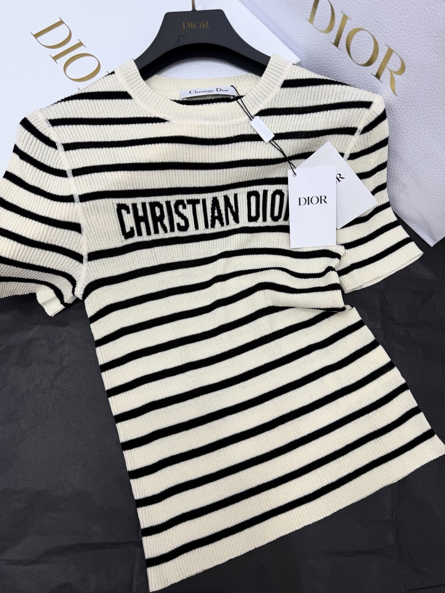 NO:884986,Original development, actual shots of large products~~ Striped knitted short-sleeved black and white contrasting colors + 'CHRISTIAN DIOR' letters on the chest, highly recognizable. The knitted fabric is soft and skin-friendly, breathable and comfortable, perfect for summer wear!  The round neck + short sleeve design is simple and fashionable. It looks great when worn alone or paired with a skirt or jacket. It can be easily used for daily commuting and casual gatherings. SML, dior, skirts, jackets & coats, T-shirt,19860909原版开发 大货实拍～～ 条纹针织短袖黑白撞色+胸前“CHRISTIAN DIOR”字母,辨识度超高.针织面料柔软亲肤,透气舒适,夏天穿超合适！圆领+短袖设计,简约又时髦,单穿或搭配半裙、外套都很出彩～日常通勤、休闲聚会都能轻松驾驭 SML,,dior,skirts,jackets & coats,T-shirt,,Women's clothing