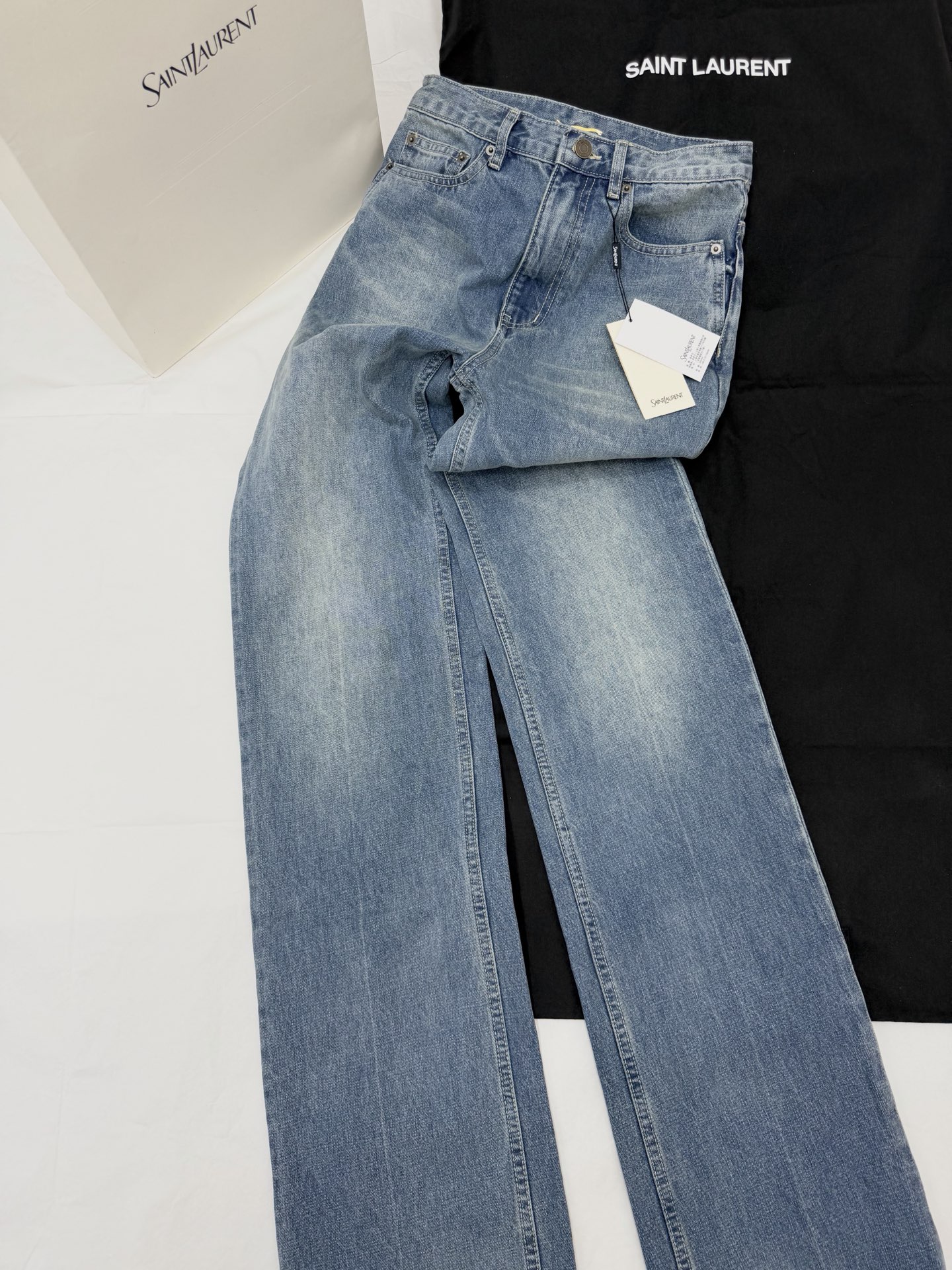 NO:905474,Original development, actual shots of large products~~ Midline denim straight-leg pants with classic blue washed denim, retro and fashionable!  The high-waisted design modifies the waistline. The midline of the washed legs lengthens the proportion of the legs. The first choice for those with long legs. It can be easily used for daily commuting and leisure. Pair it with a short top or shirt to easily get a retro style or an urban feel. A must-have for fashionistas. SML large product details, shirts,19860909原版开发 大货实拍～～ 中线丹宁直筒裤经典蓝色水洗丹宁,复古又时髦！高腰设计修饰腰线 洗水腿中线拉长腿部比例 大长腿达人首选 日常通勤、休闲都能轻松驾驭.搭配短上衣或衬衫,轻松get复古风or都市感 时髦精必备 SML 大货细节图,,shirts,,Women's clothing