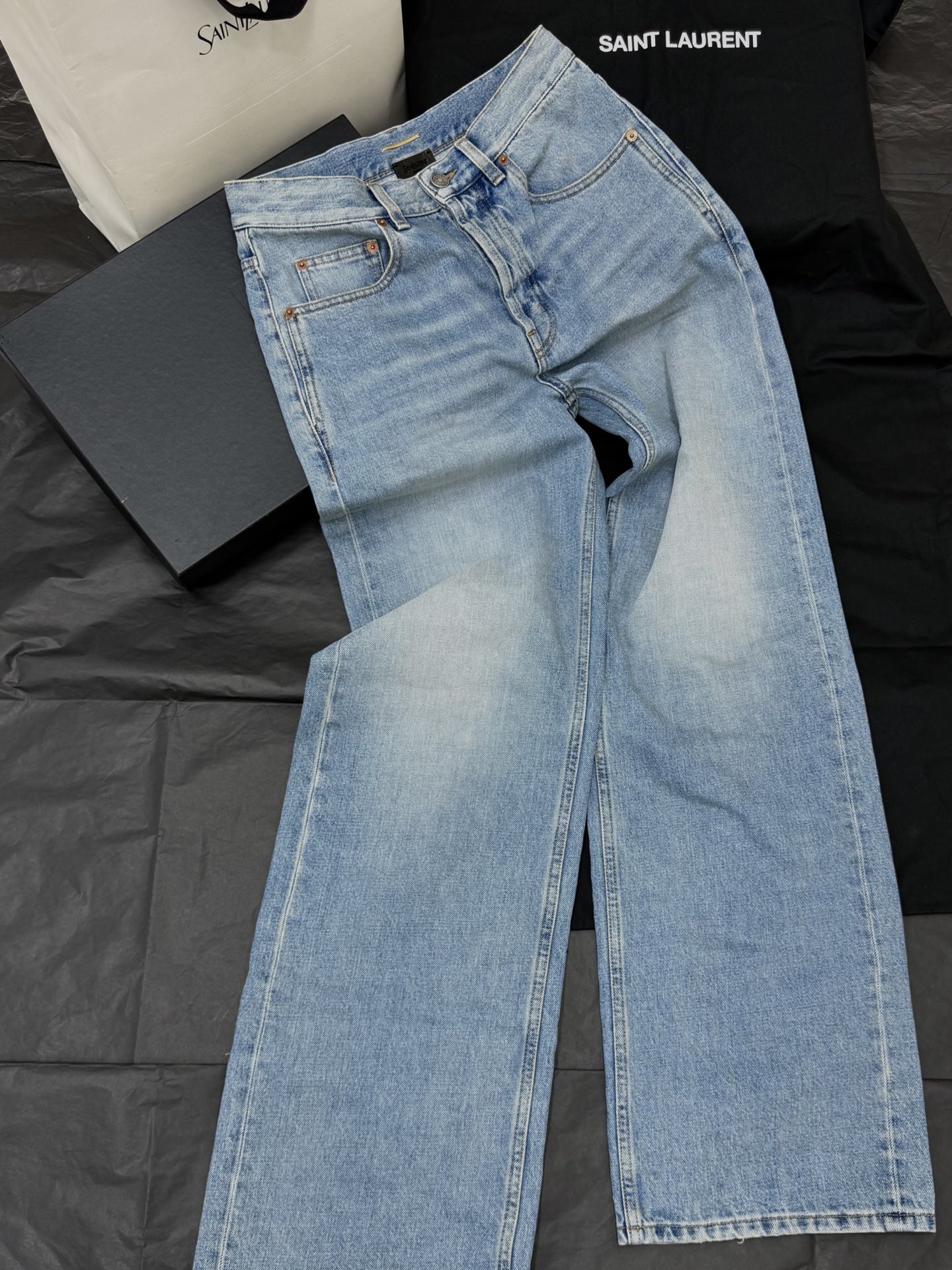 NO:903739,Original development, real shot~~ YSL light blue straight jeans, yb custom washed denim fabric, light blue tone + natural whitening, full of retro feel. High-waisted straight design, modified leg shape, comfortable and not restrictive to wear, very versatile for daily commuting or leisure!  Pair it with a white T or shirt to easily get a simple and high-end feel. SML authentic details, saint laurent, jeans, shirts,19860909原版开发 正品实拍～～ YSL浅蓝直筒牛仔裤yb定制水洗牛仔面料 浅蓝色调+自然磨白,复古感满满.高腰直筒设计,修饰腿型,穿着舒适不束缚,日常通勤或休闲都超百搭！搭配白T或衬衫,轻松get简约高级感 SML 正品细节,,saint laurent,jeans,shirts,,Women's clothing