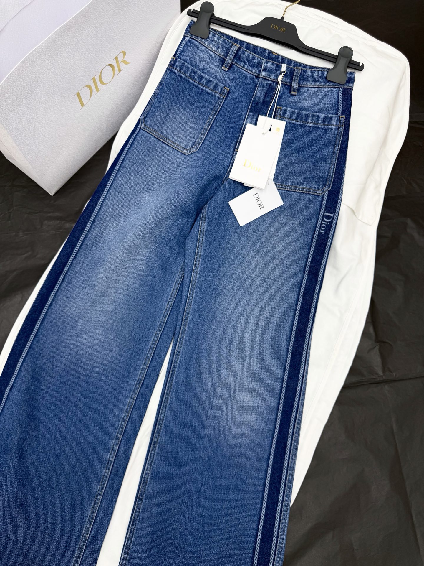 NO:902425,Original development, genuine real shots~~ High-waisted wide-leg jeans yb custom fabric, classic blue denim, high waist + loose straight design, slimming and elongated leg lines, dark stripes on the sides are super layered. It can be easily controlled for daily commuting and leisure, paired with a white T or shirt, French elegance and casual get!  SML authentic details,,jeans,shirts,19860909原版开发 正品实拍～～ 高腰阔腿牛仔裤yb定制面料 经典蓝色丹宁 高腰+宽松直筒设计,显瘦拉长腿部线条,侧边深色条纹超有层次感.日常通勤、休闲都能轻松驾驭,搭配白T或衬衫,法式优雅随性get！SML 正品细节,,jeans,shirts,,Women's clothing