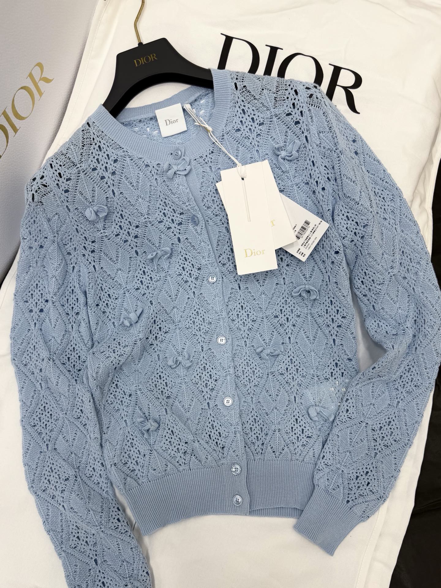 NO:890323,Original development, real shot~~ Blue hollow knitted cardigan made of yb custom fabric, light and breathable, three-dimensional bow + diamond hollow design, full of French romantic atmosphere. Round neck, long sleeves + button placket, very versatile to wear alone or layered, can be easily controlled for commuting, dating, and vacation. The light blue tone is fresh and elegant, and the gentle temperament is easy to get!  Exquisite girls must enter SML,,19860909原版开发 正品实拍～～ 蓝色镂空针织开衫yb定制面料 轻盈透气 立体蝴蝶结+菱格镂空设计,法式浪漫氛围感拉满.圆领长袖+纽扣开襟,单穿或叠搭都很百搭,通勤、约会、度假都能轻松驾驭.浅蓝色调清新优雅,温柔气质轻松get！精致女孩必入 SML,,,Women's clothing
