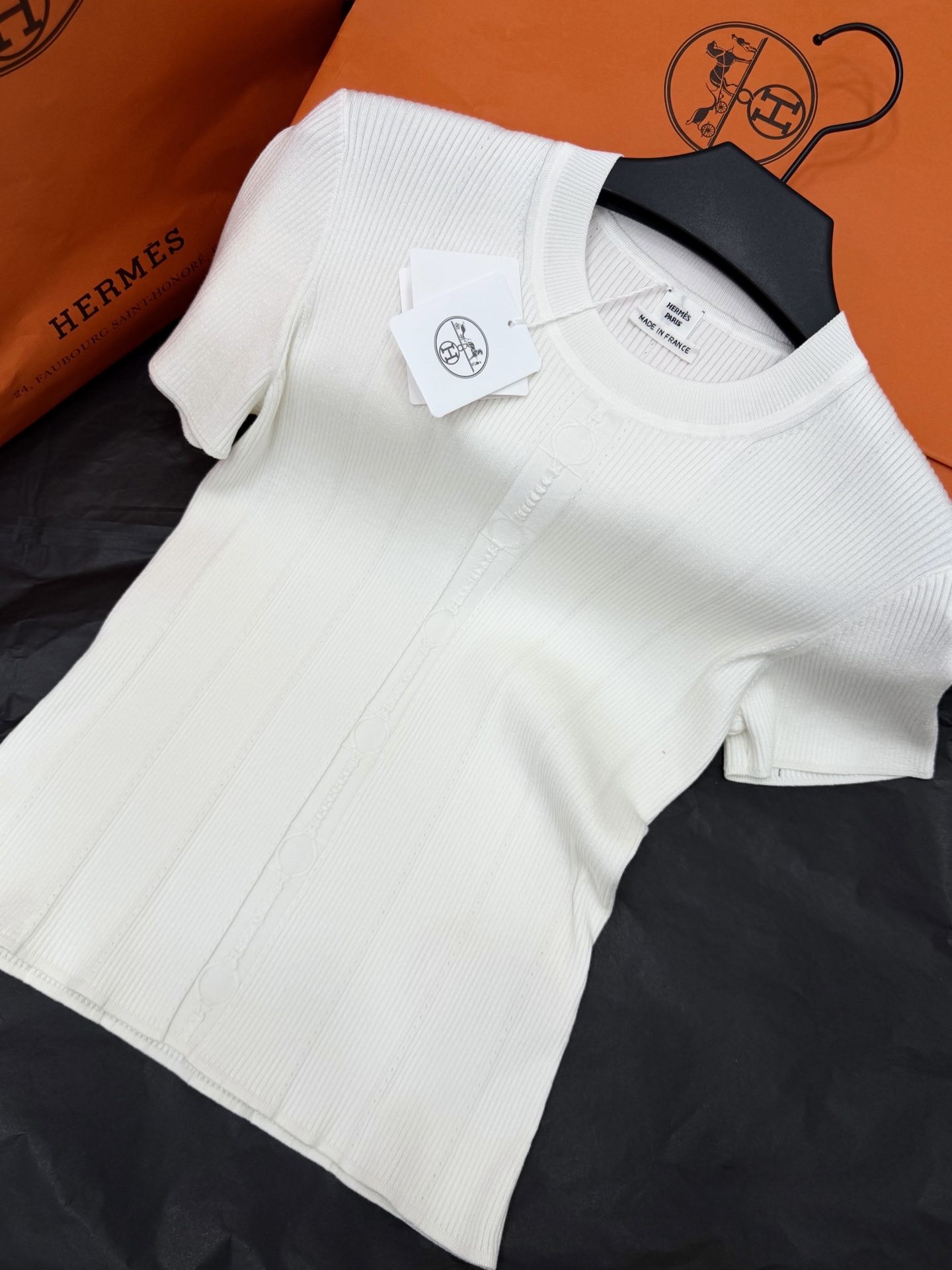NO:890328,Original development, genuine real shot~~ White knitted short-sleeved top made of yb custom fabric, light and breathable, super comfortable to wear in summer!  Round neck + slim cut, simple and elegant. Vertical stripe texture design, full of layers, elastic, and fit the body shape. It can be easily controlled for daily commuting and leisure. Paired with high-waisted pants or skirts, you can get a refreshing and neat style. A must-have for light and sophisticated style, Korean style, comfortable and fashionable, no matter how you match it, you can't go wrong!  SML,,skirts,T-shirt,19860909原版开发 正品实拍～～ 白色针织短袖上衣yb定制面料 轻薄透气 夏天穿超舒服！圆领+修身剪裁,简约又显气质.竖条纹纹理设计,层次感满满,还带有弹性,贴合身形.日常通勤、休闲都能轻松驾驭,搭配高腰裤或半身裙,清爽利落风get.轻熟风、韩系风格必备,舒适又时髦,怎么搭都不出错！SML,,skirts,T-shirt,,Women's clothing