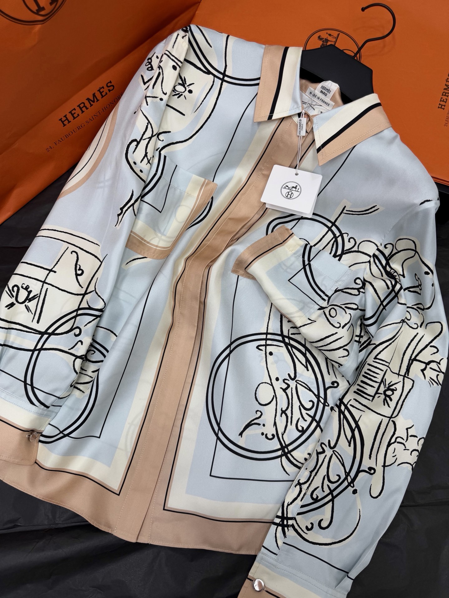 NO:892519,Original development, real shot of large quantities~~ Floral silk shirt, mulberry silk, smooth texture, full of luster, orange and blue floral print + line print, full of artistic sense, highly recognizable!  Light beige trim, low-key and elegant, loose cut, comfortable and fashionable, perfect for summer ~ Whether paired with a skirt or trousers, you can easily wear it to look elegant and relaxed. It is a must-have item for old money style SML,,skirts,shirts,real silk,19860909原版开发 大货实拍～～ 花卉真丝衬衫桑蚕丝,质地柔滑,光泽感满满橘蓝花卉印花+线条感印花 艺术感十足,辨识度超高！浅米色边饰,低调优雅,宽松剪裁,舒适又时髦,夏天穿超合适～无论搭配半裙还是长裤,都能轻松穿出贵气又松弛 是老钱风穿搭必备单品 SML,,skirts,shirts,real silk,,Women's clothing