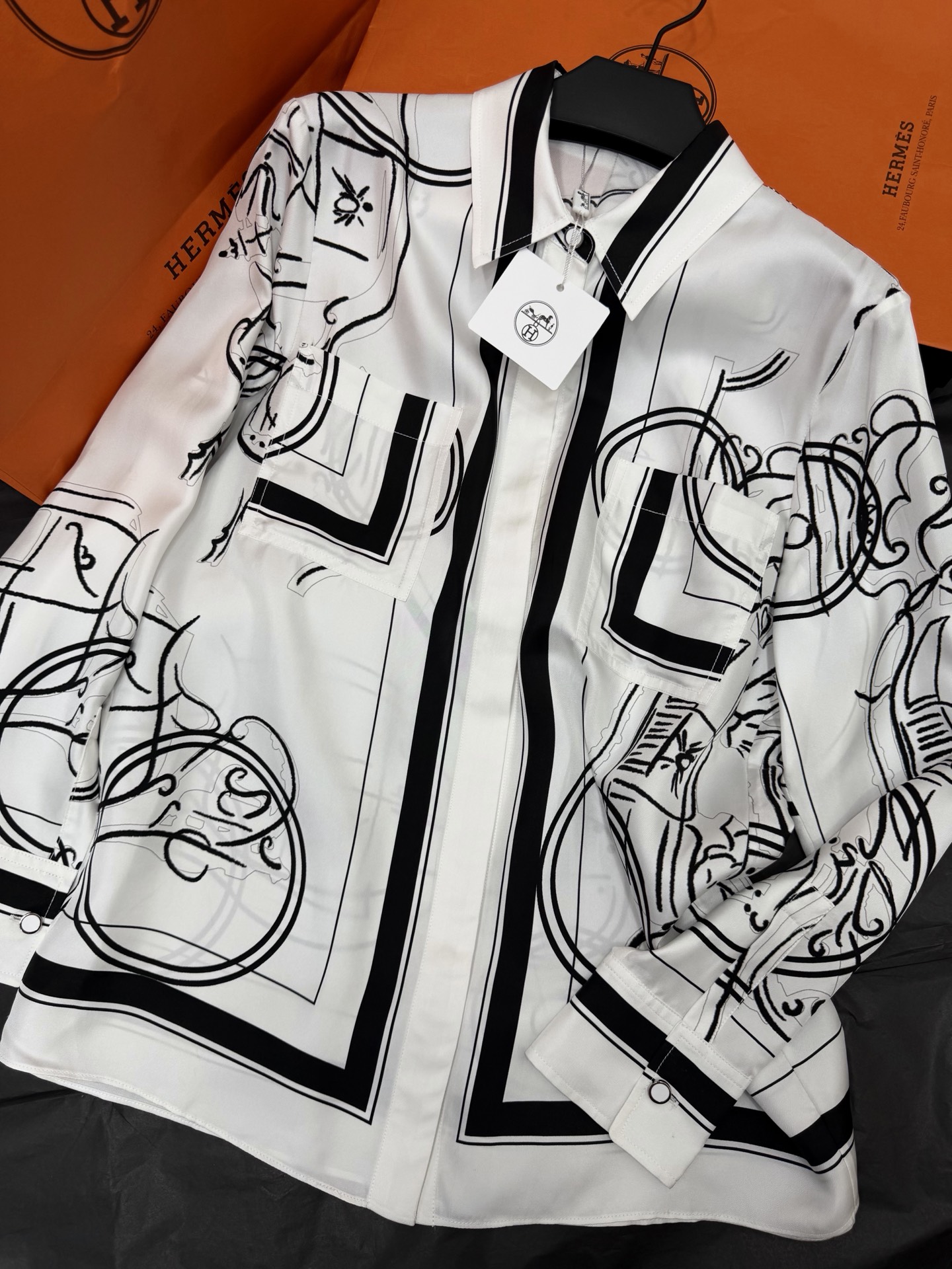 NO:892521,Original development, real shot of the product~~ Floral series silk shirt, mulberry silk, light and smooth texture, great touch. Black and white floral pattern + positioning printing, exquisite details, each printing position is consistent. It can be easily managed for commuting in the workplace, daily wear or vacation, paired with a suit, elegant and capable, easy to switch between multiple styles SML,, shirts, business suit, real silk,19860909原版开发 大货实拍～～ 花卉系列真丝衬衫桑蚕丝,质地轻盈柔滑,触感超赞.黑白花卉图案+定位印花,细节精致,每件印花位置都一致.职场通勤、日常穿搭或度假都能轻松驾驭,搭配西装 优雅又干练,轻松切换多种风格 SML,,shirts,business suit,real silk,,Women's clothing
