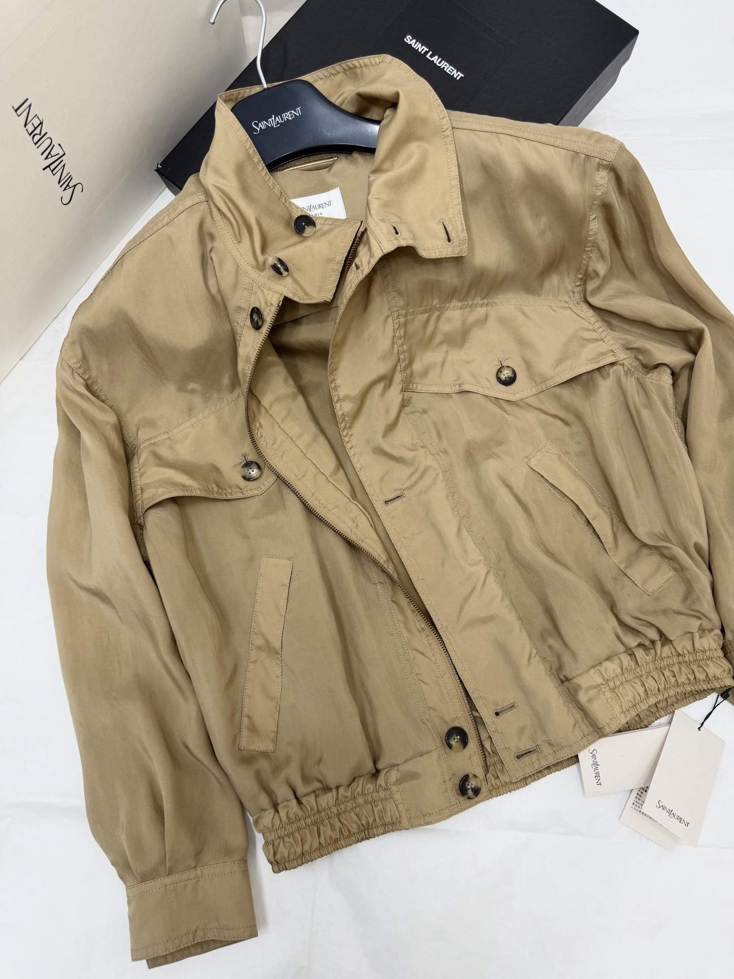 NO:902433,Original development~~ ysl khaki jacket yb customized fabric cupro silk. The feel and comfort are excellent. Short style + large stand-up collar design, the visual center of gravity moves upward, and the large pockets are more personalized. It has a strong sense of work clothes. It can be easily used for commuting and leisure. The khaki color is low-key and versatile, so you can match it no matter what!  SML detailed pictures, saint laurent, jackets & coats,19860909原版开发～～ ysl卡其色夹克yb定制面料铜氨丝 手感舒适度都是绝佳 短款+大立领设计,视觉重心上移,大口袋更有个性 工装感很强 通勤休闲都能轻松驾驭,卡其色低调百搭,怎么搭都不出错！SML 细节图实拍,,saint laurent,jackets & coats,,Women's clothing