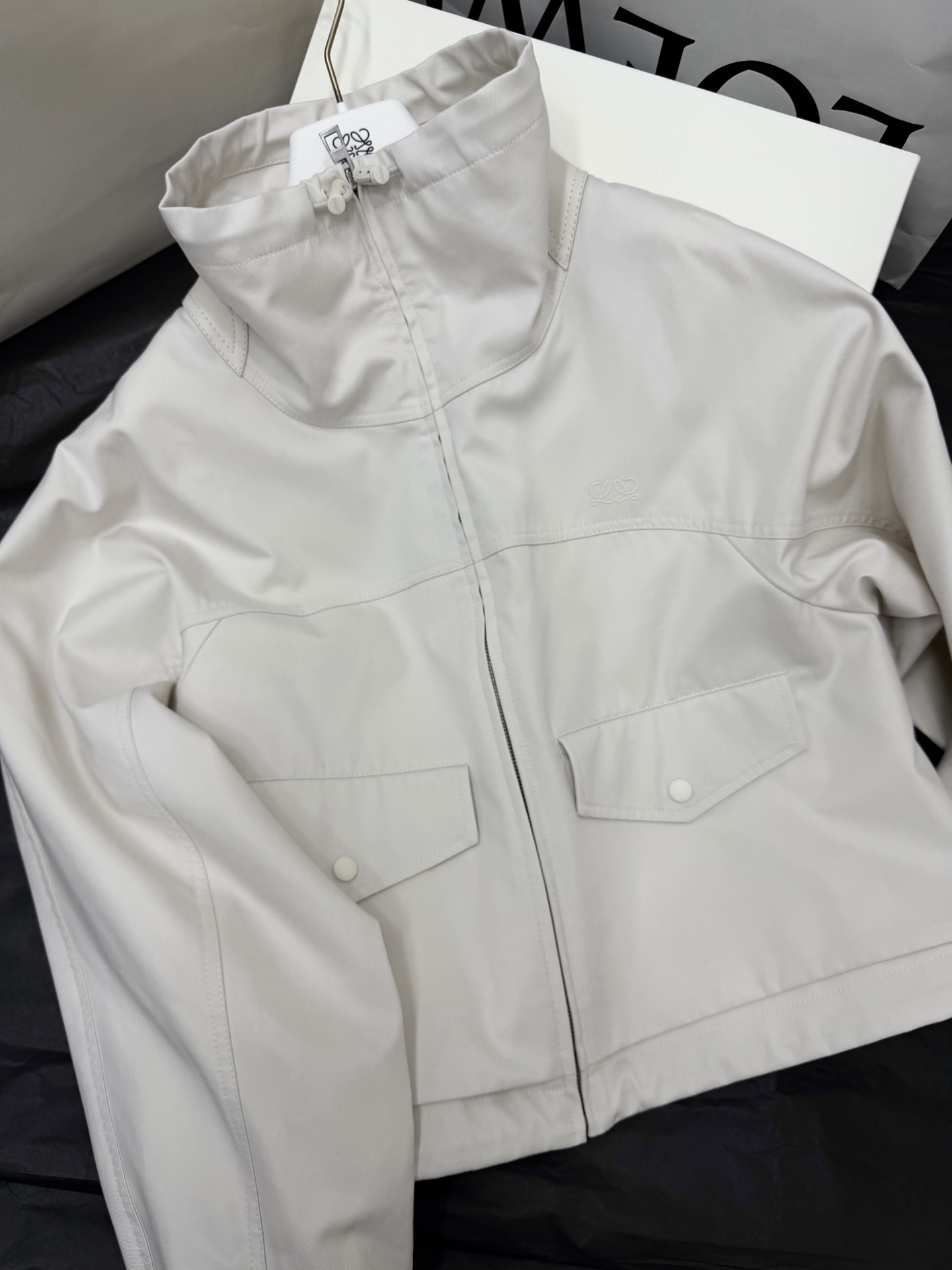 NO:902439,Original development~~ Off-white jacket made of yb custom-made fabric with genuine leather. 90% cotton mulberry silk blend, soft, smooth and crisp. Stand-up collar + drawstring design, changeable shapes. Double flap pockets on the chest are practical and beautiful. Dropped shoulders and loose version, tolerant of various body types. Off-white, low-key and versatile, can be easily controlled for daily commuting. Full score for casual high-end!  SML detailed pictures, jackets & coats,19860909原版开发～～ 米白色夹克yb定制面料 拼真皮 90棉桑蚕丝混纺,柔软顺滑又挺括 立领+抽绳设计,造型多变,胸前双翻盖口袋实用又美观 落肩宽松版型,包容多种身材,米白色低调百搭,通勤日常都能轻松驾驭 随性高级感满分！SML 细节图实拍,,jackets & coats,,Women's clothing