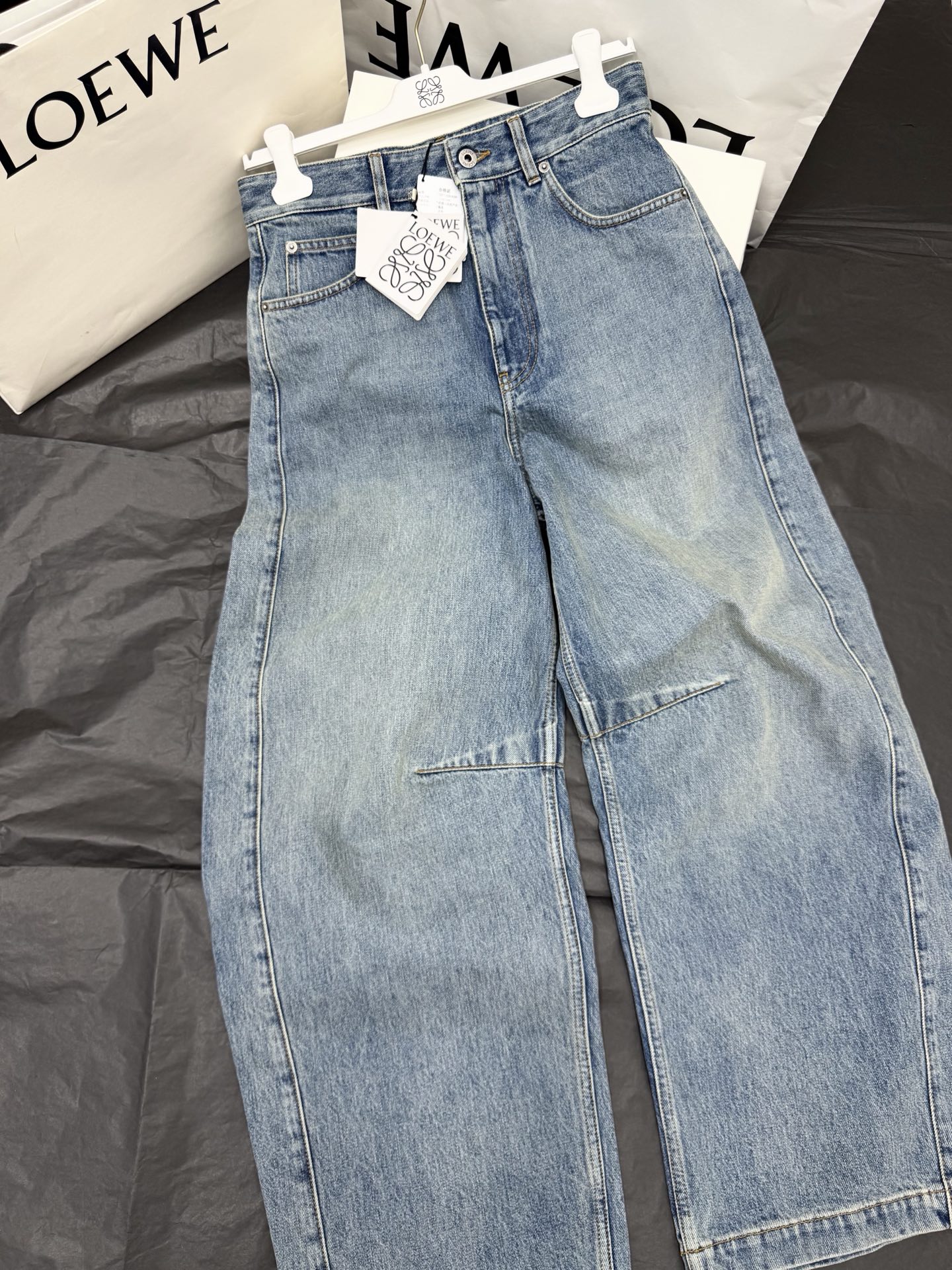NO:903711,Original development~~ Scimitar jeans with back pocket embroidery, yb custom fabric tailoring, retro washed blue, soft and stylish, curved tailoring to modify the leg shape, pear-shaped and apple-shaped body friendly!  Back pocket embroidery + leather tag, low-key and recognizable. The high-waist design elongates the proportion, making you look slimmer and taller. It can be easily controlled for commuting, leisure, and dating. It is very fashionable when paired with a white T~ Versatility in all seasons, comfortable and fashionable, a must-have for daily wear. SML detailed photos,,jeans,19860909原版开发～～ 后口袋刺绣弯刀牛仔裤yb定制面料剪裁 复古水洗蓝色 柔软有型,弧形剪裁修饰腿型,梨形、苹果型身材友好！后袋刺绣+皮牌,低调又有辨识度.高腰设计拉长比例,显瘦显高,通勤、休闲、约会都能轻松驾驭,搭配白T就很时髦～四季百搭,舒适又时髦,日常穿搭必备SML 细节图实拍,,jeans,,Women's clothing