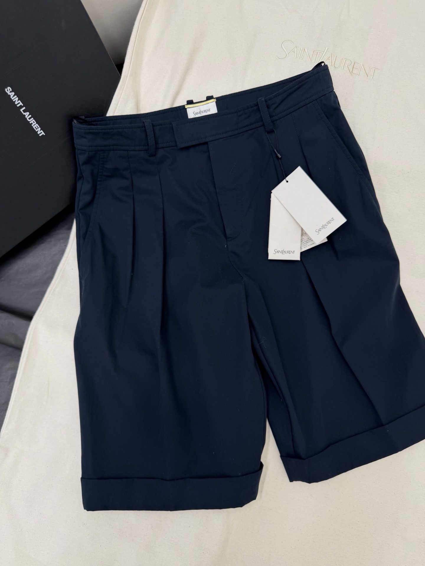 NO:903731,Original development~~ YSL navy blue five-point suit trousers are cut from yb custom fabric. The fabric has a perfect drape, which is comfortable and breathable. The trouser hem details are super layered, and it looks great when paired with a white shirt or a sweater, easily creating a simple and high-end feel. Whether commuting or leisure, it can modify the shape of the legs and lengthen the proportions. It is a must-have and versatile item!  SML detailed pictures, saint laurent, shirts,19860909原版开发～～ YSL藏青色五分西裤yb定制面料剪裁 面料垂坠感满分,穿着舒适又透气.裤脚卷边细节超有层次,搭配白衬衫或针织衫都很出彩,轻松打造简约高级感.无论通勤还是休闲,都能修饰腿型,拉长比例 必备百搭单品！SML 细节图实拍,,saint laurent,shirts,,Women's clothing