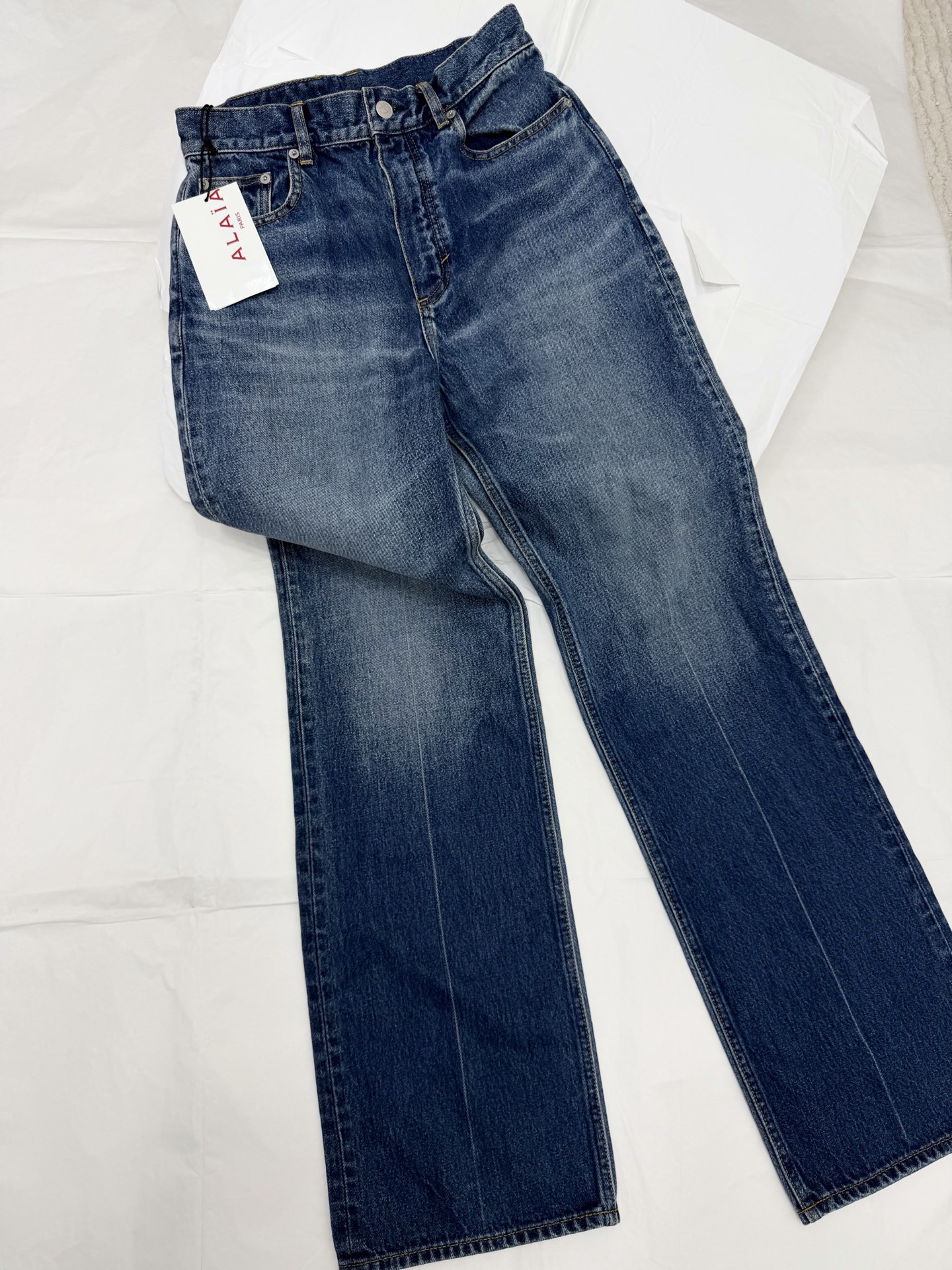 NO:907660,Original development~~ ALAIN line retro straight jeans, dark blue washed denim fabric, slightly elastic and stiff, super comfortable to wear!  The high-waisted straight design modifies the shape of the legs, and can be easily worn by women with pear-shaped figures or those with straight legs. The trousers are slightly flared and have a full retro feel. They are versatile for daily commuting and casual outings. They look great with shirts, sweaters or short jackets, and you can easily get a retro fashionable style!  SML detailed pictures, real shots,,alaia,jeans,jackets & coats,shirts,19860909原版开发～～ ALAIN线条复古直筒牛仔裤深蓝水洗丹宁面料,微弹又挺括,穿着超舒适！高腰直筒设计,修饰腿型,梨形身材或腿型不直姐妹都能轻松驾驭 裤脚微喇,复古感满满,日常通勤、休闲出街都很百搭. 搭配衬衫、针织衫或短外套都很出彩,轻松get复古时髦风！SML 细节图实拍,,alaia,jeans,jackets & coats,shirts,,Women's clothing