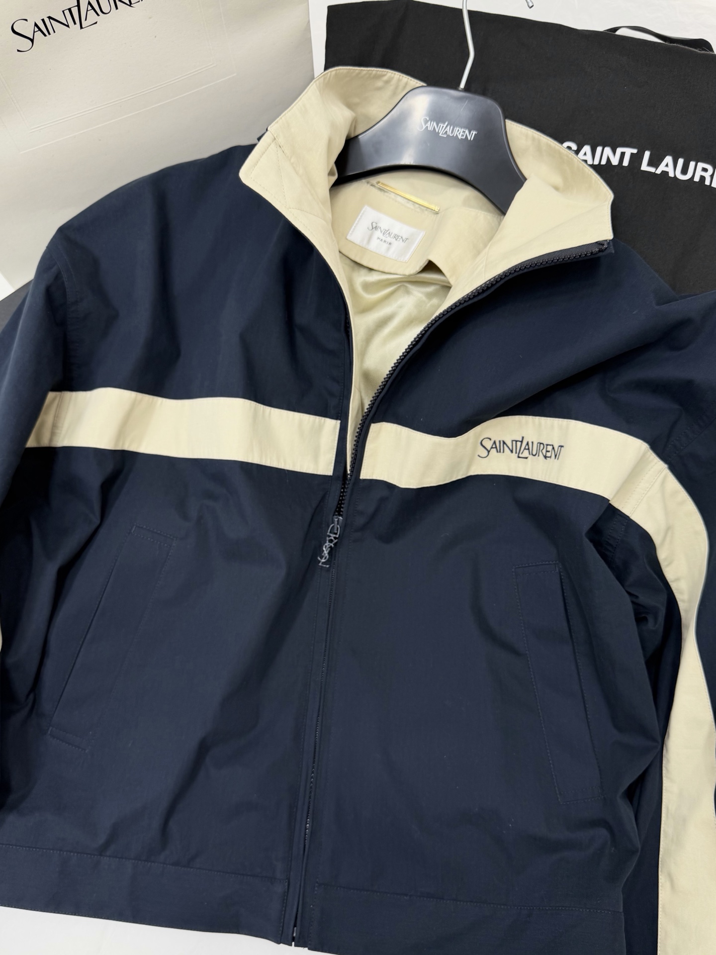 NO:908505,Original development ~ ~ YSL retro color-blocking jacket navy + khaki contrasting design is very recognizable, and the embroidered logo on the chest is low-key and textured. Made of light cotton canvas, stand-up collar + zipper, easy to put on and take off, casual with a touch of French sophistication. The same style for men and women, can be worn in early summer and early autumn, looks great with suspenders, shorts or shark pants, easy to get retro college style or street style SML detailed pictures, saint laurent, shorts, jackets  & coats,jackets & coats,19860909原版开发～～ YSL 复古拼色夹克外套藏青+卡其撞色设计超有辨识度,胸前刺绣logo低调又有质感.轻薄棉质帆布,立领+拉链,穿脱方便,休闲中带点法式精致.男女同款,初夏早秋都能穿,搭配吊带、短裤或鲨鱼裤都很出彩,轻松get复古学院风or街头风 SML 细节图实拍,,saint laurent,shorts,jackets & coats,jackets & coats,,Women's clothing