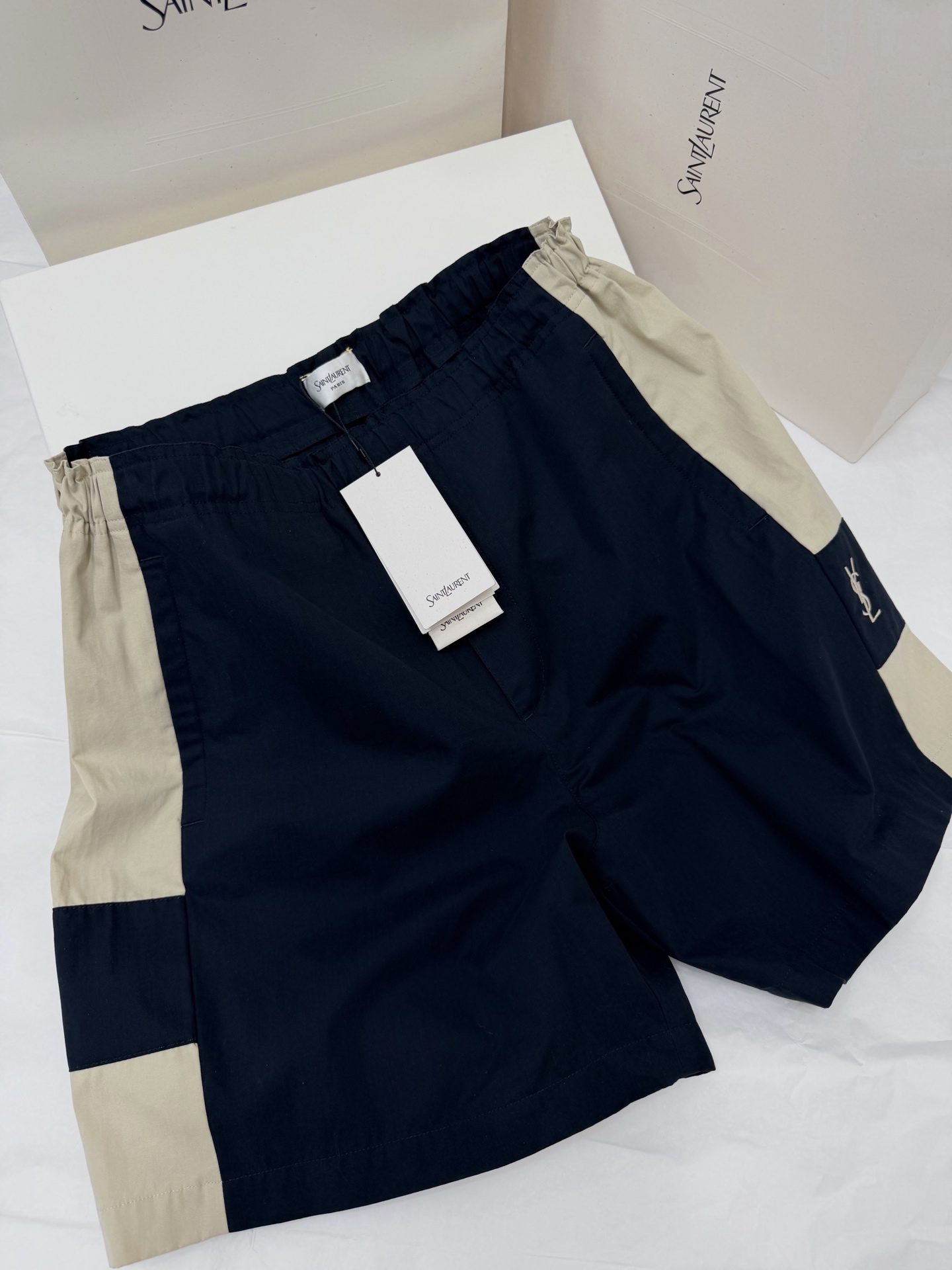 NO:908501,Original development ~~ YSL color-blocked sports shorts with dark blue + beige splicing, simple and recognizable waist elastic design, easy to put on and take off, suitable for all body types. Embroidered logo on the trouser legs, full of brand sense, can be easily used for daily leisure or sports, it goes well with T-shirts and sweaters, fashionable and practical!  SML detailed pictures, saint laurent,hoodie,sweatshirts,shorts,tees,t-shirt,19860909原版开发～～ YSL拼色运动短裤深蓝+米色拼接,简约又有辨识度腰部松紧设计,穿脱方便,适合各种体型.裤腿刺绣logo,品牌感满满,日常休闲或运动都能轻松驾驭,搭配T恤、卫衣都很OK,时尚又实用！SML 细节图实拍,,saint laurent,hoodie,sweatshirts,shorts,tees，t-shirt,,Women's clothing