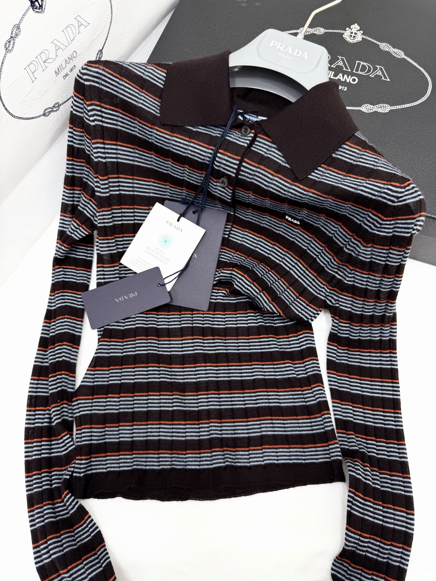 NO:929235,Original development~~ Prada early autumn series striped knitted Polo shirt cashmere + mulberry silk, soft and comfortable, great to wear next to the body!  Dark brown Polo collar + multi-color stripes, full of retro college style, slim fit and elegant, can be easily used in daily commuting~~ The striped design is versatile, it goes well with short skirts or casual pants, it is easy to get an old money style outfit. High-end texture, a must-have for autumn and winter wardrobe!  SML detailed pictures, real shots, prada, skirts,19860909原版开发～～ Prada早秋系列条纹针织Polo衫山羊绒+桑蚕丝 柔软舒适,贴身穿着超赞！深棕Polo领+多色条纹,复古学院风满满,修身剪裁显瘦又优雅,通勤日常都能轻松驾驭～～条纹设计百搭,配短裙或休闲裤都很出彩,轻松get老钱风穿搭 高端质感,秋冬衣橱必备！SML 细节图实拍,,prada,skirts,,Women's clothing