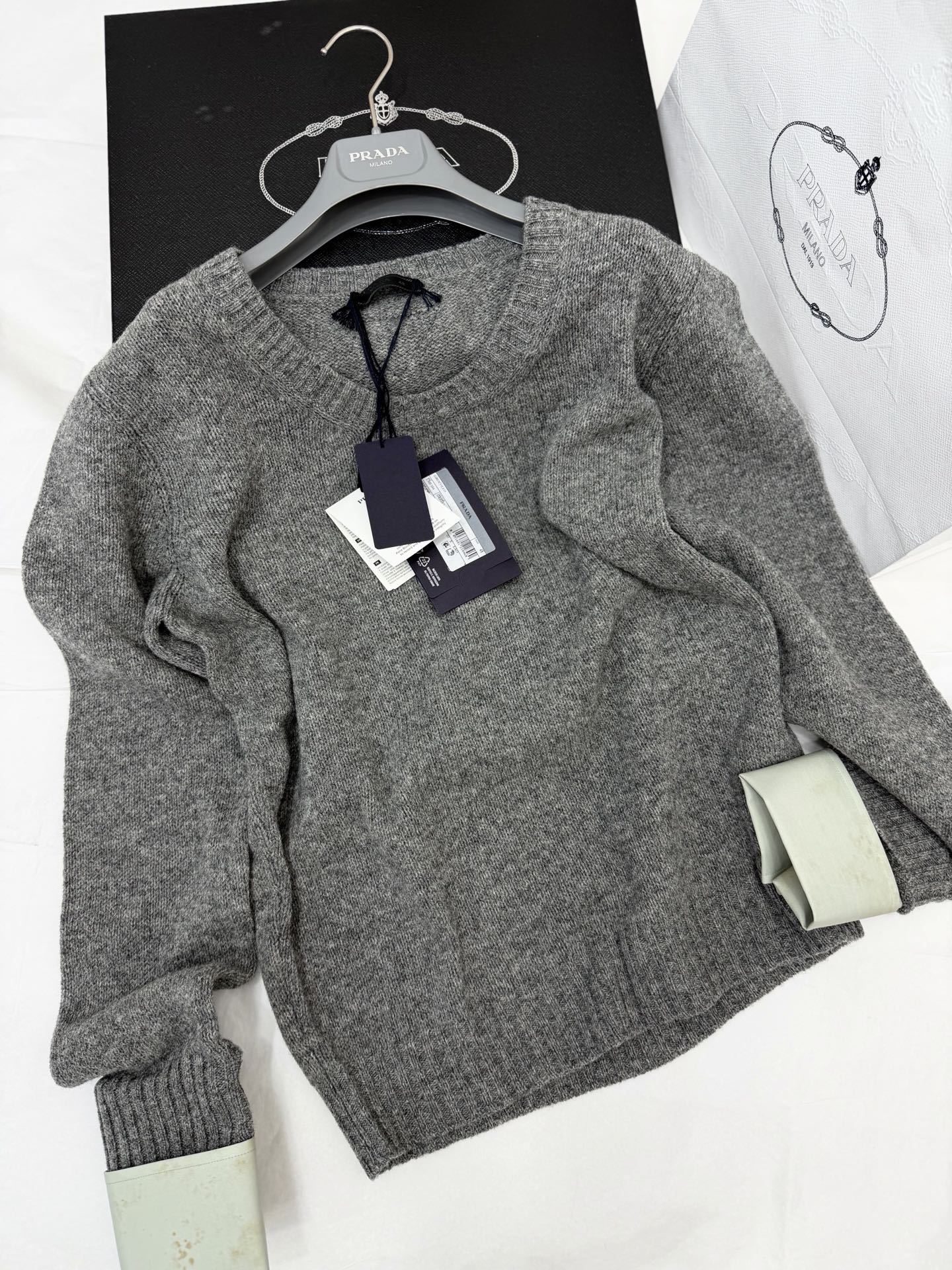 NO:955646,Original development~~ The gray knitted sweater with spliced ​​sleeves is made of high-quality wool blend, soft and warm. Round neck + loose fit, spliced ​​cuffs, ribbed edges at the hem. Perfect details. The gray color is versatile and can be easily worn for commuting and leisure. It goes well with jeans or skirts~ SML real shot of detailed pictures, skirts, jeans, sweaters,19860909原版开发～～ 拼接袖灰色针织毛衣采用高品质羊毛混纺,柔软又保暖 圆领+宽松版型,拼接袖口 下摆罗纹收边 细节满分.灰色百搭,通勤休闲都能轻松驾驭,搭配牛仔裤或半裙都很ok～ SML 细节图实拍,,skirts,jeans,sweaters,,Women's clothing