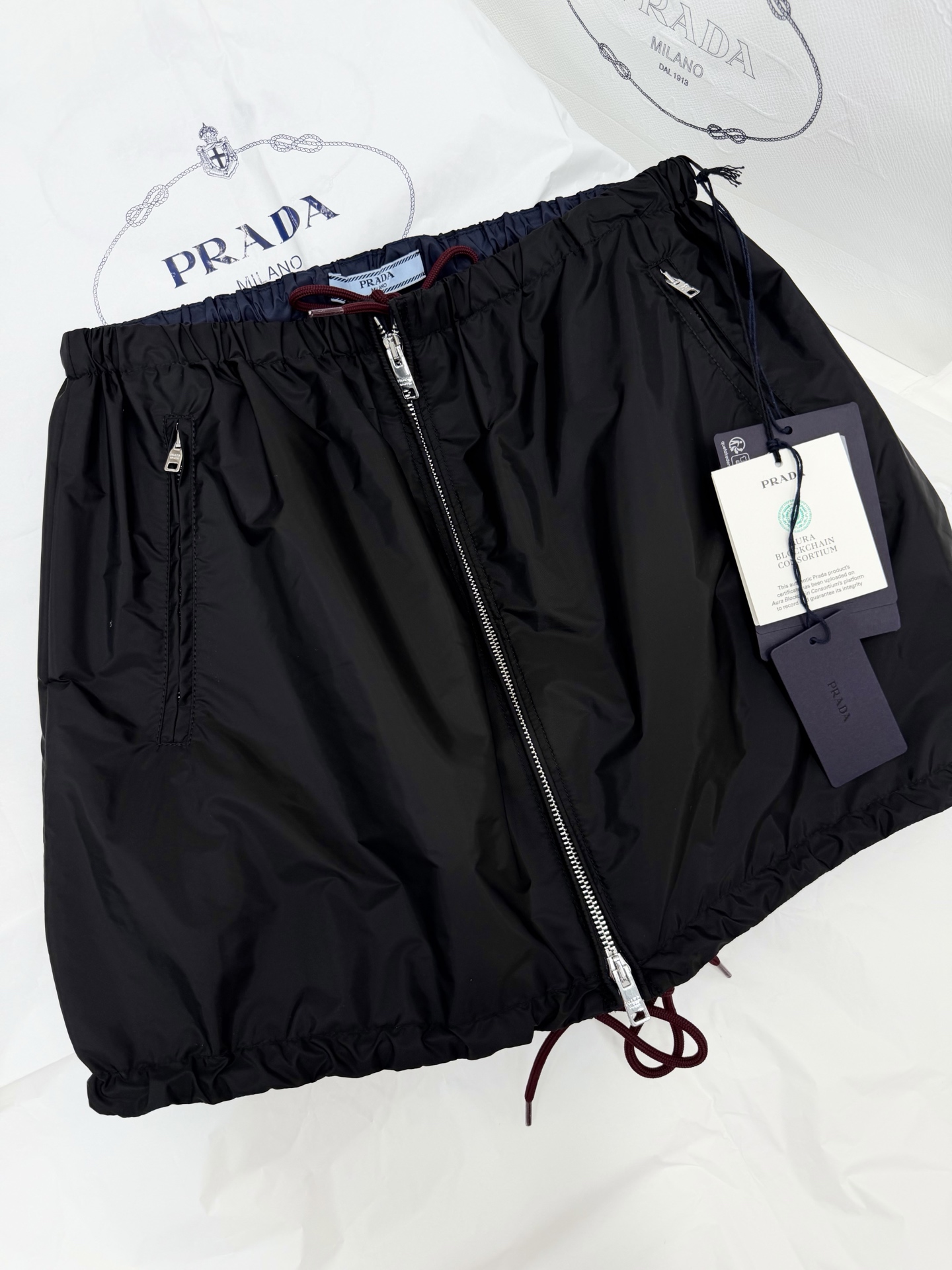 NO:955638,Original development~~ Black workwear skirt made of yb customized nylon material, drawstring elastic waist + zipper decoration, practical and stylish!  The A-line skirt is loose and slim, and is very friendly to pear-shaped figures. It can be easily used for daily commuting and leisure. The black color is versatile and looks great with T-shirts, shirts or sweaters. It is easy to switch between multiple styles. It is fashionable and functional, simple and individual, suitable for sisters who like unique outfits. SML detailed pictures, actual photos, skirts, shirts, tees, t-shirts,19860909原版开发～～ 黑色工装半身裙yb定制尼龙材质,抽绳松紧腰+拉链装饰,实用又有设计感！A字裙摆宽松显瘦,对梨形身材超友好,日常通勤、休闲都能轻松驾驭.黑色百搭,随便配T恤、衬衫或针织衫都很出彩,轻松切换多种风格 时尚与功能兼备,简约又有个性,适合喜欢独特穿搭的姐妹 SML 细节图实拍,,skirts,shirts,tees，t-shirt,,Women's clothing
