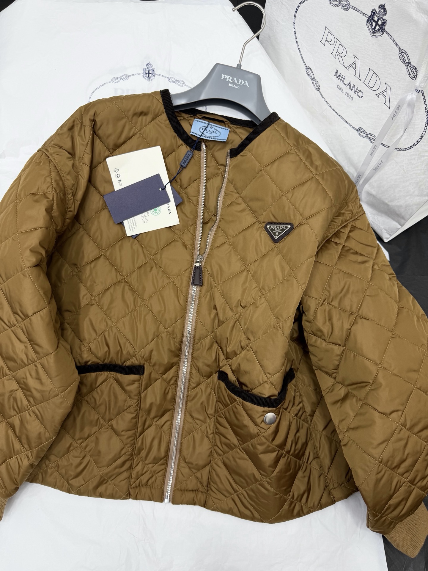 NO:958815,Original development~~ The combination of caramel brown rhombus cotton jacket with rhombus pattern and corduroy binding is full of retro feel!  Fashionable and warm at the same time. The classic jacket style is not bulky at all. It can be used for commuting and street style. The most suitable autumn and winter colors. Effortless high-quality texture. Easily create SML detailed pictures. Actual photos,,jackets & coats,jackets & coats,19860909原版开发～～ 焦糖棕菱格棉服外套菱格纹路与灯芯绒包边的搭配 满满的复古感！时髦与保暖同时具备 经典的夹克版型完全不显臃肿 通勤出街造型全都搞定 最秋冬的配色 不费力的高级质感轻松打造 SML 细节图实拍,,jackets & coats,jackets & coats,,Women's clothing