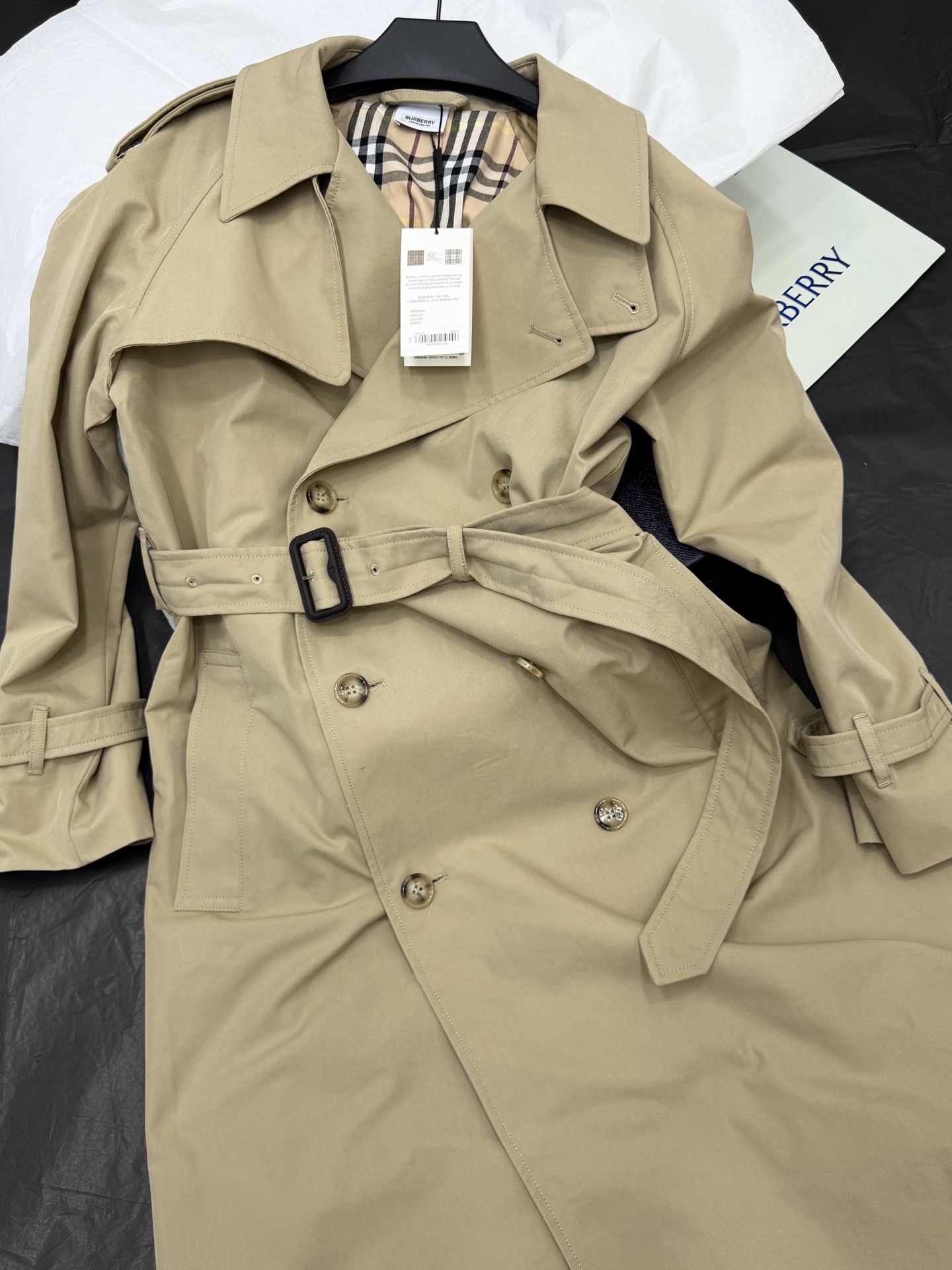 NO:958804,Original development ~ Burberry lapel long windbreaker yb custom fabric, perfect interpretation of straight lines ~ lapel and belt design, super layered, elegant and cool. Loose fit + double-breasted details, comfortable and fashionable, suitable for a variety of body types. Whether commuting or activities, you can easily create a high-end look SMLXL detailed pictures, burberry,19860909原版开发～ Burberry 翻领长款风衣yb定制面料 挺拔走线完美诠释～翻领 腰带设计 层次感超强,优雅又飒爽.宽松版型+双排扣细节,舒适又时髦,适合多种身材.无论通勤还是活动,都能轻松打造高级感穿搭 SMLXL 细节图实拍,,burberry,,Women's clothing