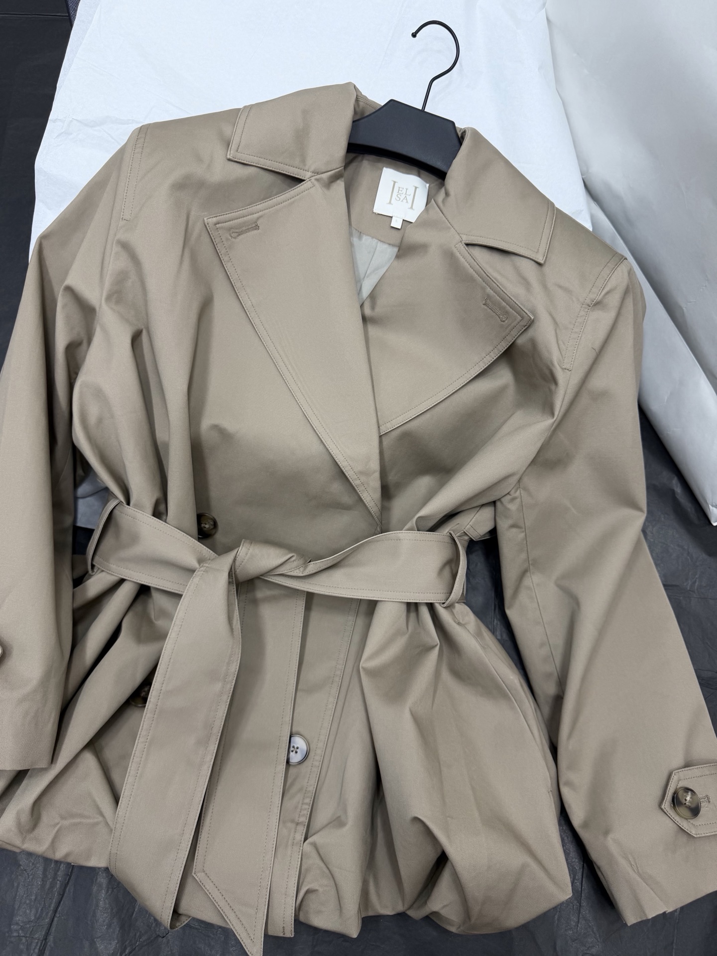 NO:958813,Original development~~ EROOS Belt Lapel Jacket Large Lapel Shoulder Pads Classic silhouette with neat lines. The waist is equipped with a belt of the same color, which can be tied to the waistline and highlight the body proportions ~ Double-breasted design on the front, with adjustable tabs on the cuffs, and the overall tailoring is slim but not tight. It has both commuting and casual styles. Sisters who pursue a low-key high-end sense must buy SML. Real photos of detailed pictures, jackets & coats,19860909原版开发～～ EROOS 腰带翻领外套大翻领垫肩经典廓形 线条利落 腰部配有同色系腰带,可系出腰线,凸显身材比例～前襟双排扣设计,袖口有调节袢,整体剪裁修身但不紧绷 兼具通勤与休闲风格 追求低调的高级感的姐妹们必入 SML 细节图实拍,,jackets & coats,,Women's clothing