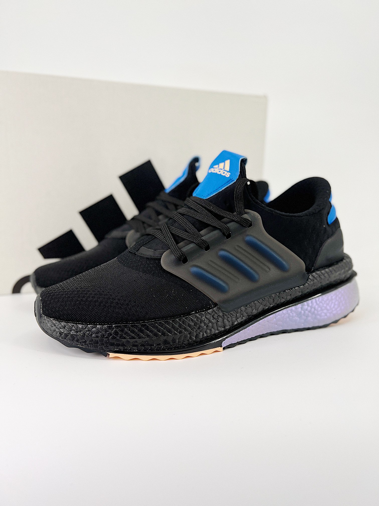 AdidasX_PLRBOOST全新跑鞋爆米花针织鞋面休闲运动慢跑鞋依旧采用了针织鞋面的设计但是鞋面的设