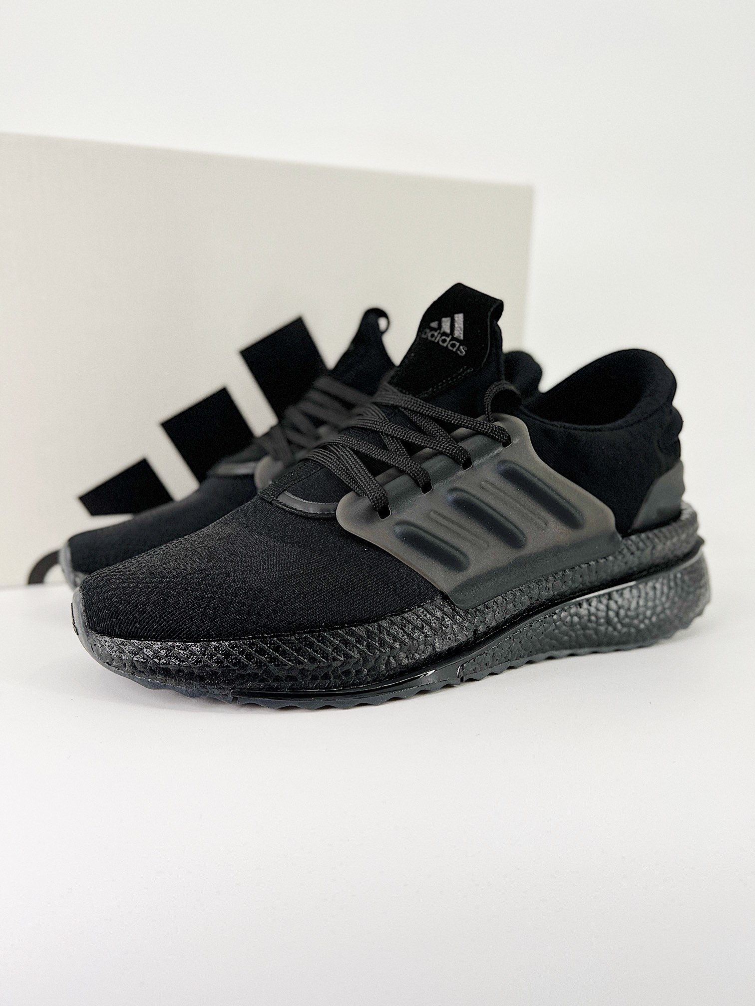 AdidasX_PLRBOOST全新跑鞋爆米花针织鞋面休闲运动慢跑鞋依旧采用了针织鞋面的设计但是鞋面的设