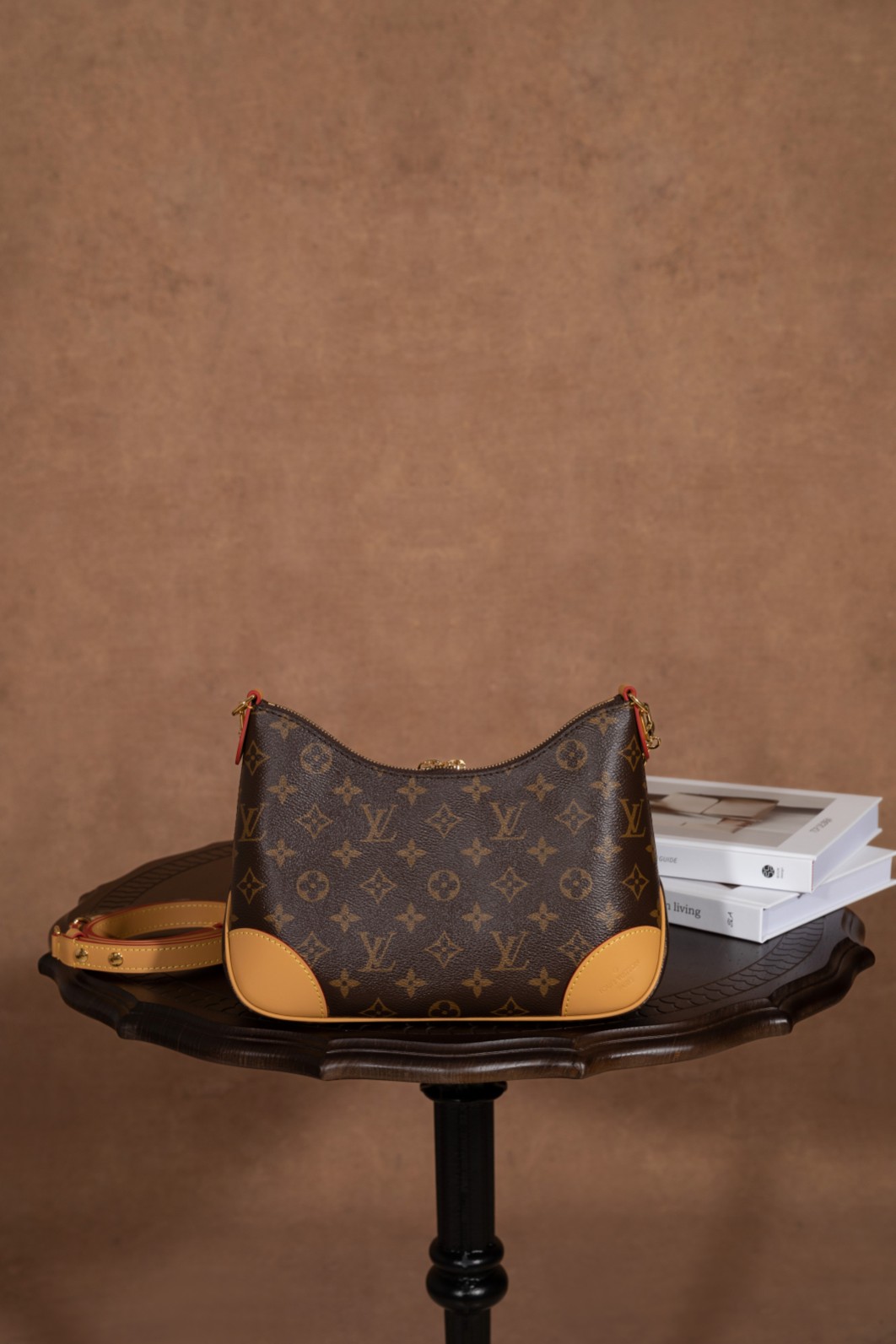 7代渠道面料 163C01芯片《𝐁𝐎𝐔𝐋𝐎𝐆𝐍𝐄 爆款之王 #M45832#:时尚传奇之作》
𝐁𝐎𝐔𝐋𝐎𝐆𝐍𝐄 的 #M45832 以爆款之王的姿态震撼登场。
▪️AR 升级版,独家对版钢链条▪️,赋予包包极致的精致感与时尚魅力。尺寸为 29×16×9.5cm,比例完美。
这款牛角包🥐将复古与时尚精妙融合,颜值爆表,在时尚舞台上玩出全新高度。它的容纳量令人惊喜,包身小巧却能满足日常的大容纳需求,尽显人性化设计。可拆卸可调节的肩带,为日常造型提供了丰富多样的选择。链条的搭配为包包增添优雅元素,使其瞬间化身腋下包,时尚感爆棚。
毫无疑问,它是时尚爱好者心目中的王牌必入品。𝐁𝐎𝐔𝐋𝐎𝐆𝐍𝐄 #M45832 ,时尚与实用的完美结合,开启你的时尚传奇之旅。