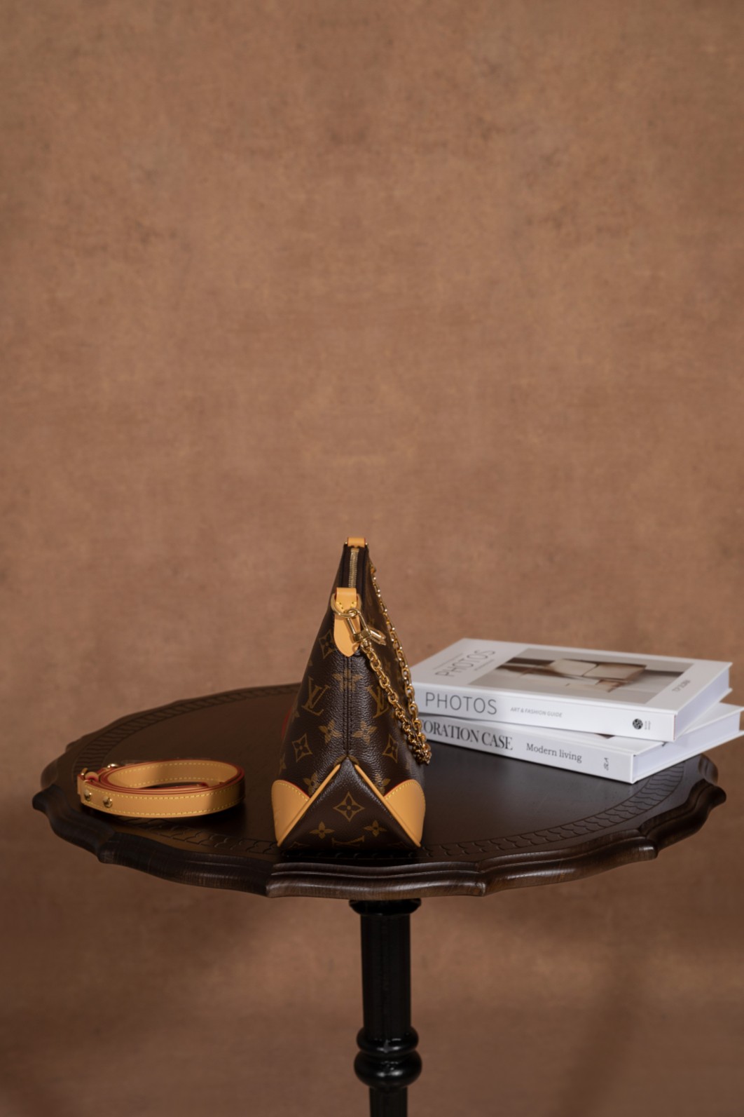 7代渠道面料 163C01芯片《𝐁𝐎𝐔𝐋𝐎𝐆𝐍𝐄 爆款之王 #M45832#:时尚传奇之作》
𝐁𝐎𝐔𝐋𝐎𝐆𝐍𝐄 的 #M45832 以爆款之王的姿态震撼登场。
▪️AR 升级版,独家对版钢链条▪️,赋予包包极致的精致感与时尚魅力。尺寸为 29×16×9.5cm,比例完美。
这款牛角包🥐将复古与时尚精妙融合,颜值爆表,在时尚舞台上玩出全新高度。它的容纳量令人惊喜,包身小巧却能满足日常的大容纳需求,尽显人性化设计。可拆卸可调节的肩带,为日常造型提供了丰富多样的选择。链条的搭配为包包增添优雅元素,使其瞬间化身腋下包,时尚感爆棚。
毫无疑问,它是时尚爱好者心目中的王牌必入品。𝐁𝐎𝐔𝐋𝐎𝐆𝐍𝐄 #M45832 ,时尚与实用的完美结合,开启你的时尚传奇之旅。