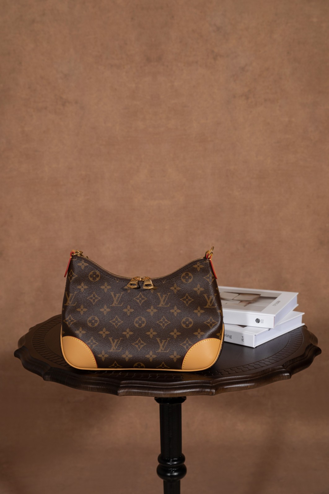 7代渠道面料 163C01芯片《𝐁𝐎𝐔𝐋𝐎𝐆𝐍𝐄 爆款之王 #M45832#:时尚传奇之作》
𝐁𝐎𝐔𝐋𝐎𝐆𝐍𝐄 的 #M45832 以爆款之王的姿态震撼登场。
▪️AR 升级版,独家对版钢链条▪️,赋予包包极致的精致感与时尚魅力。尺寸为 29×16×9.5cm,比例完美。
这款牛角包🥐将复古与时尚精妙融合,颜值爆表,在时尚舞台上玩出全新高度。它的容纳量令人惊喜,包身小巧却能满足日常的大容纳需求,尽显人性化设计。可拆卸可调节的肩带,为日常造型提供了丰富多样的选择。链条的搭配为包包增添优雅元素,使其瞬间化身腋下包,时尚感爆棚。
毫无疑问,它是时尚爱好者心目中的王牌必入品。𝐁𝐎𝐔𝐋𝐎𝐆𝐍𝐄 #M45832 ,时尚与实用的完美结合,开启你的时尚传奇之旅。