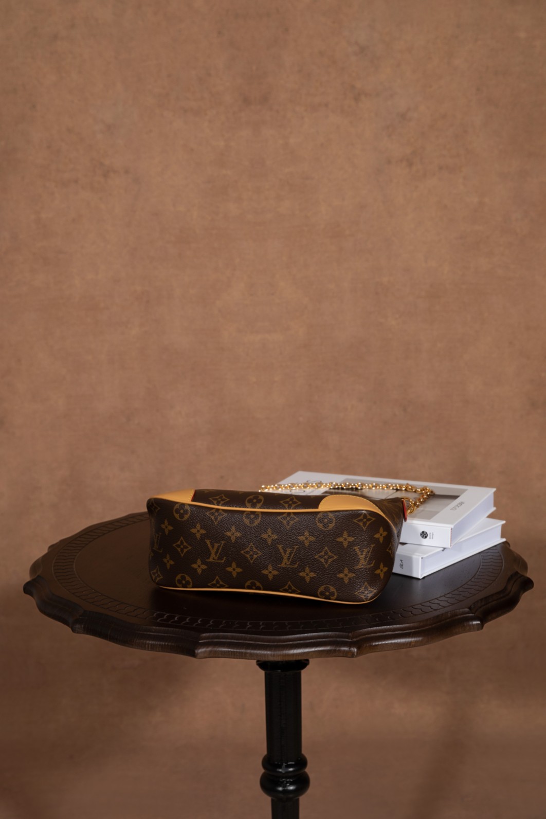 7代渠道面料 163C01芯片《𝐁𝐎𝐔𝐋𝐎𝐆𝐍𝐄 爆款之王 #M45832#:时尚传奇之作》
𝐁𝐎𝐔𝐋𝐎𝐆𝐍𝐄 的 #M45832 以爆款之王的姿态震撼登场。
▪️AR 升级版,独家对版钢链条▪️,赋予包包极致的精致感与时尚魅力。尺寸为 29×16×9.5cm,比例完美。
这款牛角包🥐将复古与时尚精妙融合,颜值爆表,在时尚舞台上玩出全新高度。它的容纳量令人惊喜,包身小巧却能满足日常的大容纳需求,尽显人性化设计。可拆卸可调节的肩带,为日常造型提供了丰富多样的选择。链条的搭配为包包增添优雅元素,使其瞬间化身腋下包,时尚感爆棚。
毫无疑问,它是时尚爱好者心目中的王牌必入品。𝐁𝐎𝐔𝐋𝐎𝐆𝐍𝐄 #M45832 ,时尚与实用的完美结合,开启你的时尚传奇之旅。