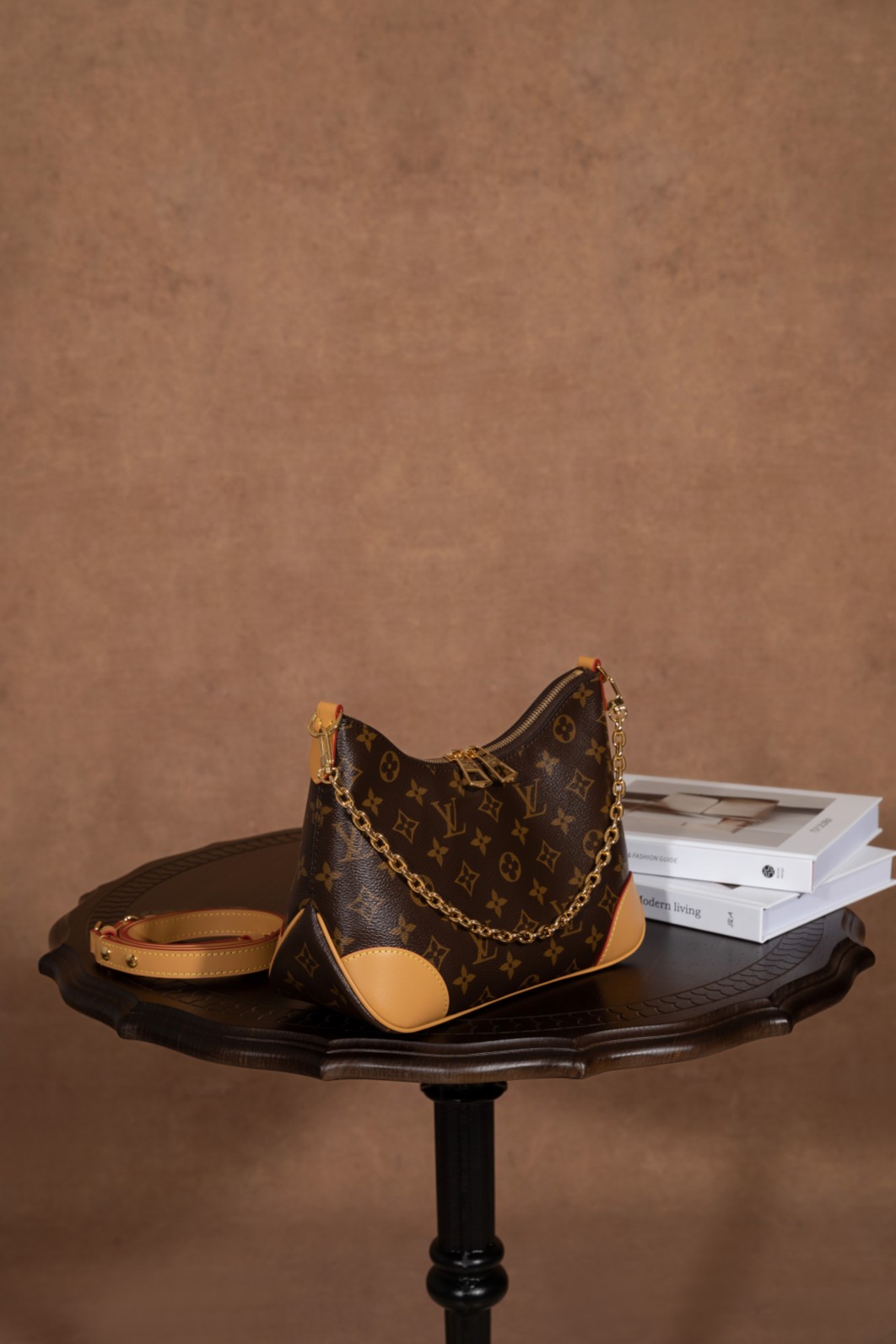 7代渠道面料 163C01芯片《𝐁𝐎𝐔𝐋𝐎𝐆𝐍𝐄 爆款之王 #M45832#:时尚传奇之作》
𝐁𝐎𝐔𝐋𝐎𝐆𝐍𝐄 的 #M45832 以爆款之王的姿态震撼登场。
▪️AR 升级版,独家对版钢链条▪️,赋予包包极致的精致感与时尚魅力。尺寸为 29×16×9.5cm,比例完美。
这款牛角包🥐将复古与时尚精妙融合,颜值爆表,在时尚舞台上玩出全新高度。它的容纳量令人惊喜,包身小巧却能满足日常的大容纳需求,尽显人性化设计。可拆卸可调节的肩带,为日常造型提供了丰富多样的选择。链条的搭配为包包增添优雅元素,使其瞬间化身腋下包,时尚感爆棚。
毫无疑问,它是时尚爱好者心目中的王牌必入品。𝐁𝐎𝐔𝐋𝐎𝐆𝐍𝐄 #M45832 ,时尚与实用的完美结合,开启你的时尚传奇之旅。