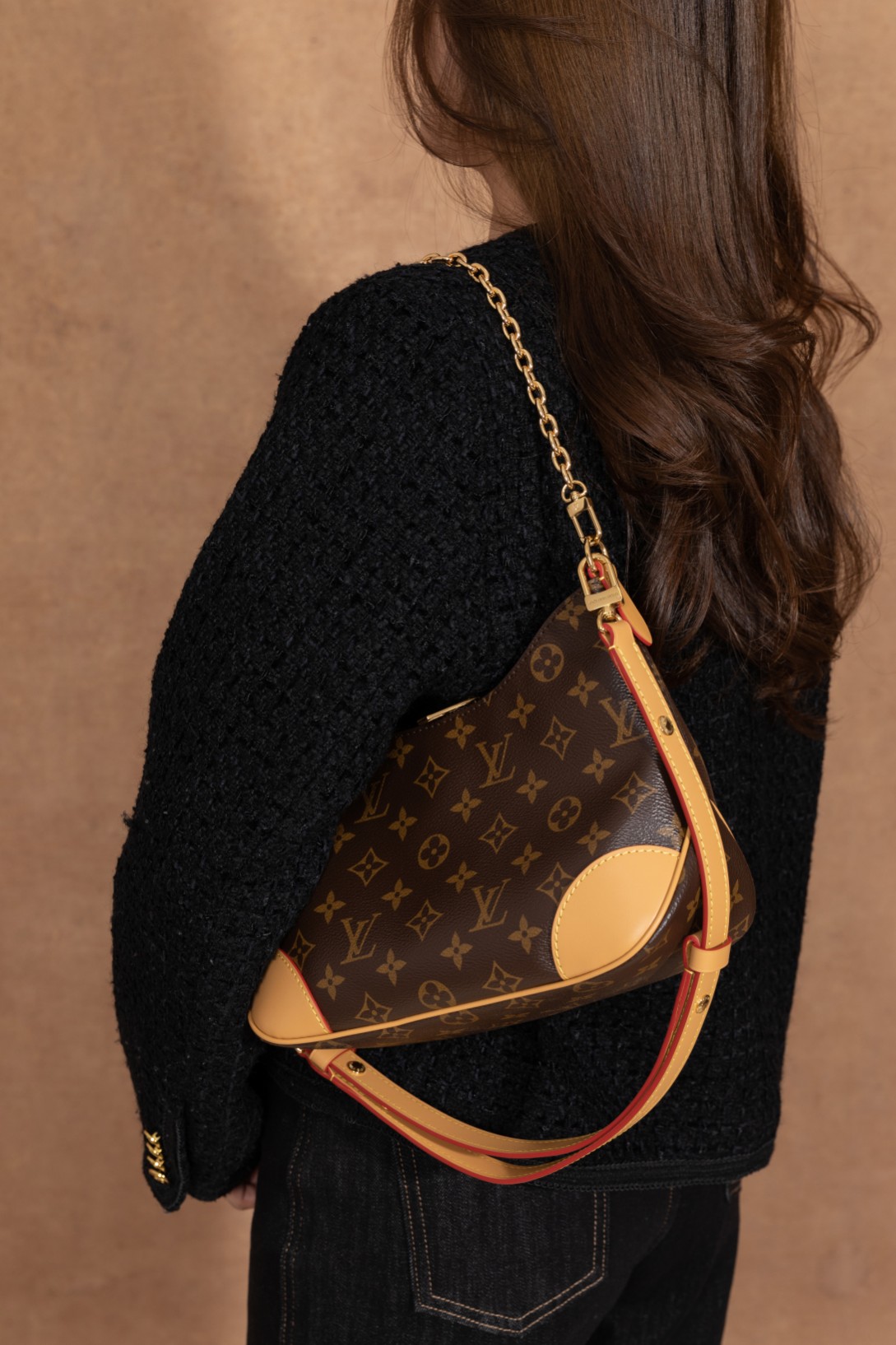 《𝐁𝐎𝐔𝐋𝐎𝐆𝐍𝐄 爆款之王 #M45832#:时尚魅力尽显》
𝐁𝐎𝐔𝐋𝐎𝐆𝐍𝐄 的 #M45832 ,作为爆款之王闪耀登场。
▪️AR 升级版,独家对版钢链条▪️,为包包增添了精致奢华之感。钢链条的质感与光泽,彰显着高品质与时尚品味。
【上身图 供参考】这款包包的多种背法,能够演绎出不同的色彩与风格。无论是单肩背的优雅时尚,还是斜挎的俏皮活力,亦或是当作腋下包的潮流个性,都能让你在不同场合中展现独特魅力。它不仅仅是一个包包,更是时尚的表达与个性的彰显。
选择𝐁𝐎𝐔𝐋𝐎𝐆𝐍𝐄 #M45832,开启你的时尚之旅,展现属于你的多彩魅力。