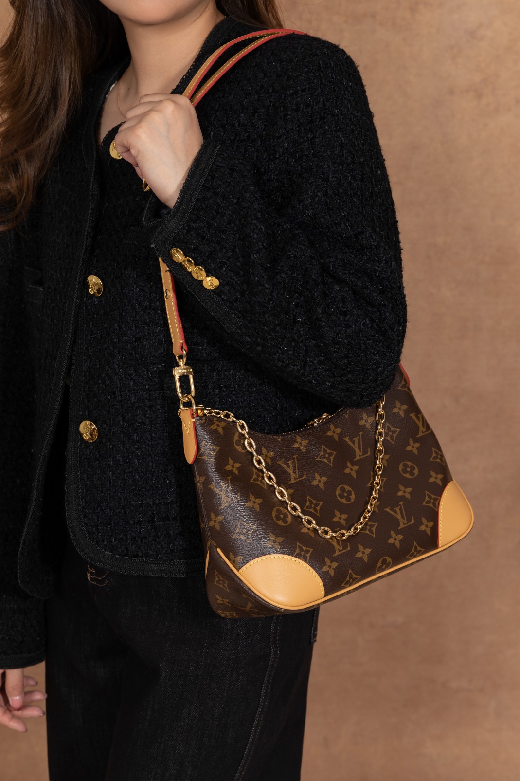 《𝐁𝐎𝐔𝐋𝐎𝐆𝐍𝐄 爆款之王 #M45832#:时尚魅力尽显》
𝐁𝐎𝐔𝐋𝐎𝐆𝐍𝐄 的 #M45832 ,作为爆款之王闪耀登场。
▪️AR 升级版,独家对版钢链条▪️,为包包增添了精致奢华之感。钢链条的质感与光泽,彰显着高品质与时尚品味。
【上身图 供参考】这款包包的多种背法,能够演绎出不同的色彩与风格。无论是单肩背的优雅时尚,还是斜挎的俏皮活力,亦或是当作腋下包的潮流个性,都能让你在不同场合中展现独特魅力。它不仅仅是一个包包,更是时尚的表达与个性的彰显。
选择𝐁𝐎𝐔𝐋𝐎𝐆𝐍𝐄 #M45832,开启你的时尚之旅,展现属于你的多彩魅力。