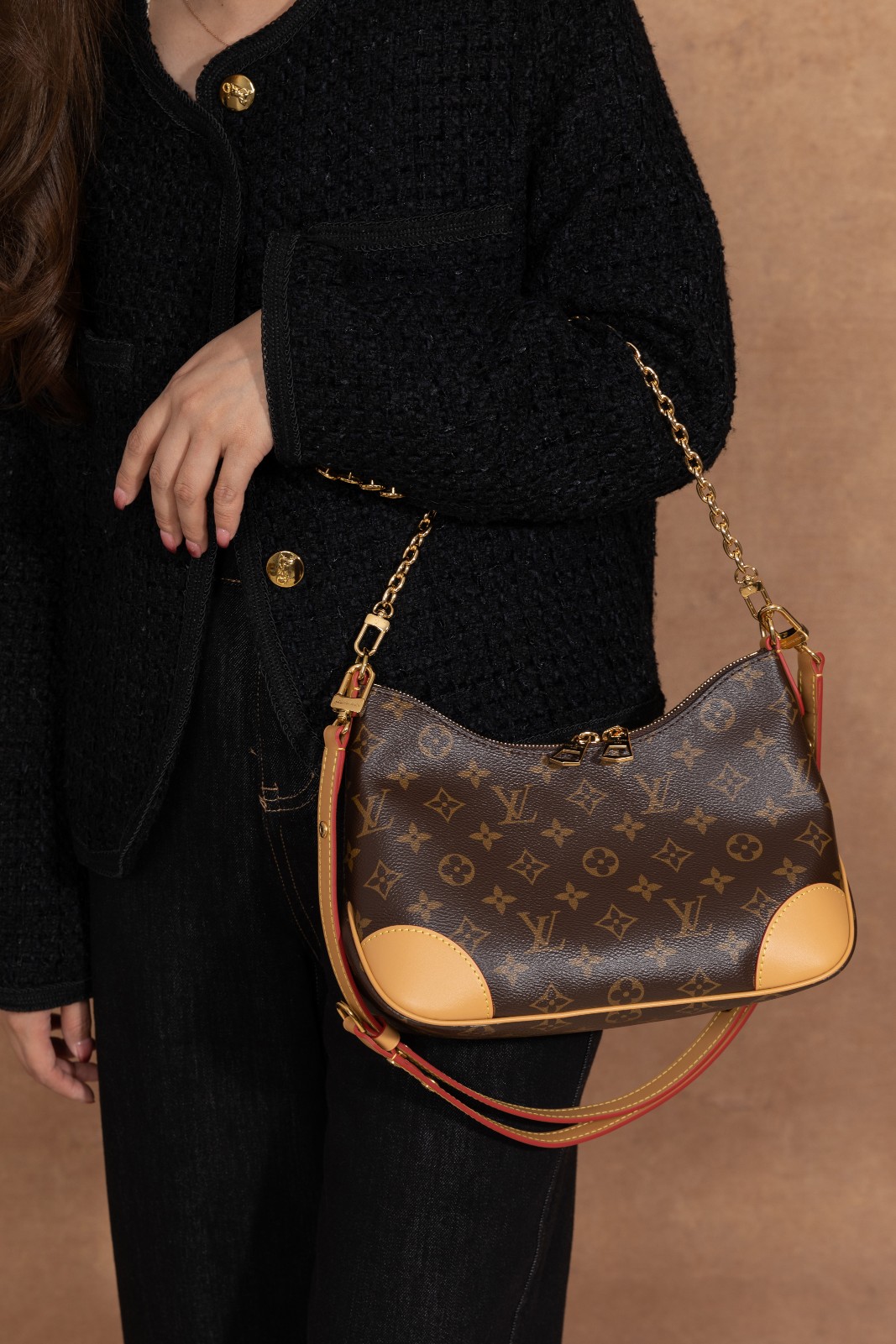 《𝐁𝐎𝐔𝐋𝐎𝐆𝐍𝐄 爆款之王 #M45832#:时尚魅力尽显》
𝐁𝐎𝐔𝐋𝐎𝐆𝐍𝐄 的 #M45832 ,作为爆款之王闪耀登场。
▪️AR 升级版,独家对版钢链条▪️,为包包增添了精致奢华之感。钢链条的质感与光泽,彰显着高品质与时尚品味。
【上身图 供参考】这款包包的多种背法,能够演绎出不同的色彩与风格。无论是单肩背的优雅时尚,还是斜挎的俏皮活力,亦或是当作腋下包的潮流个性,都能让你在不同场合中展现独特魅力。它不仅仅是一个包包,更是时尚的表达与个性的彰显。
选择𝐁𝐎𝐔𝐋𝐎𝐆𝐍𝐄 #M45832,开启你的时尚之旅,展现属于你的多彩魅力。