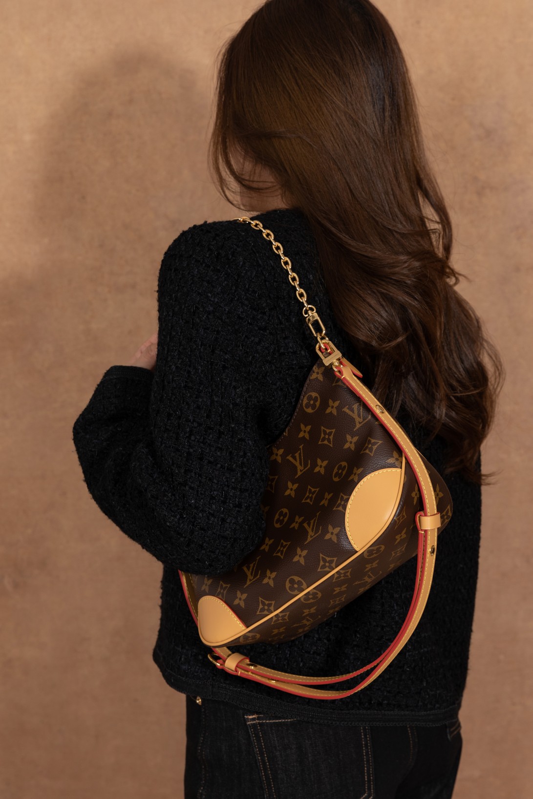 《𝐁𝐎𝐔𝐋𝐎𝐆𝐍𝐄 爆款之王 #M45832#:时尚魅力尽显》
𝐁𝐎𝐔𝐋𝐎𝐆𝐍𝐄 的 #M45832 ,作为爆款之王闪耀登场。
▪️AR 升级版,独家对版钢链条▪️,为包包增添了精致奢华之感。钢链条的质感与光泽,彰显着高品质与时尚品味。
【上身图 供参考】这款包包的多种背法,能够演绎出不同的色彩与风格。无论是单肩背的优雅时尚,还是斜挎的俏皮活力,亦或是当作腋下包的潮流个性,都能让你在不同场合中展现独特魅力。它不仅仅是一个包包,更是时尚的表达与个性的彰显。
选择𝐁𝐎𝐔𝐋𝐎𝐆𝐍𝐄 #M45832,开启你的时尚之旅,展现属于你的多彩魅力。