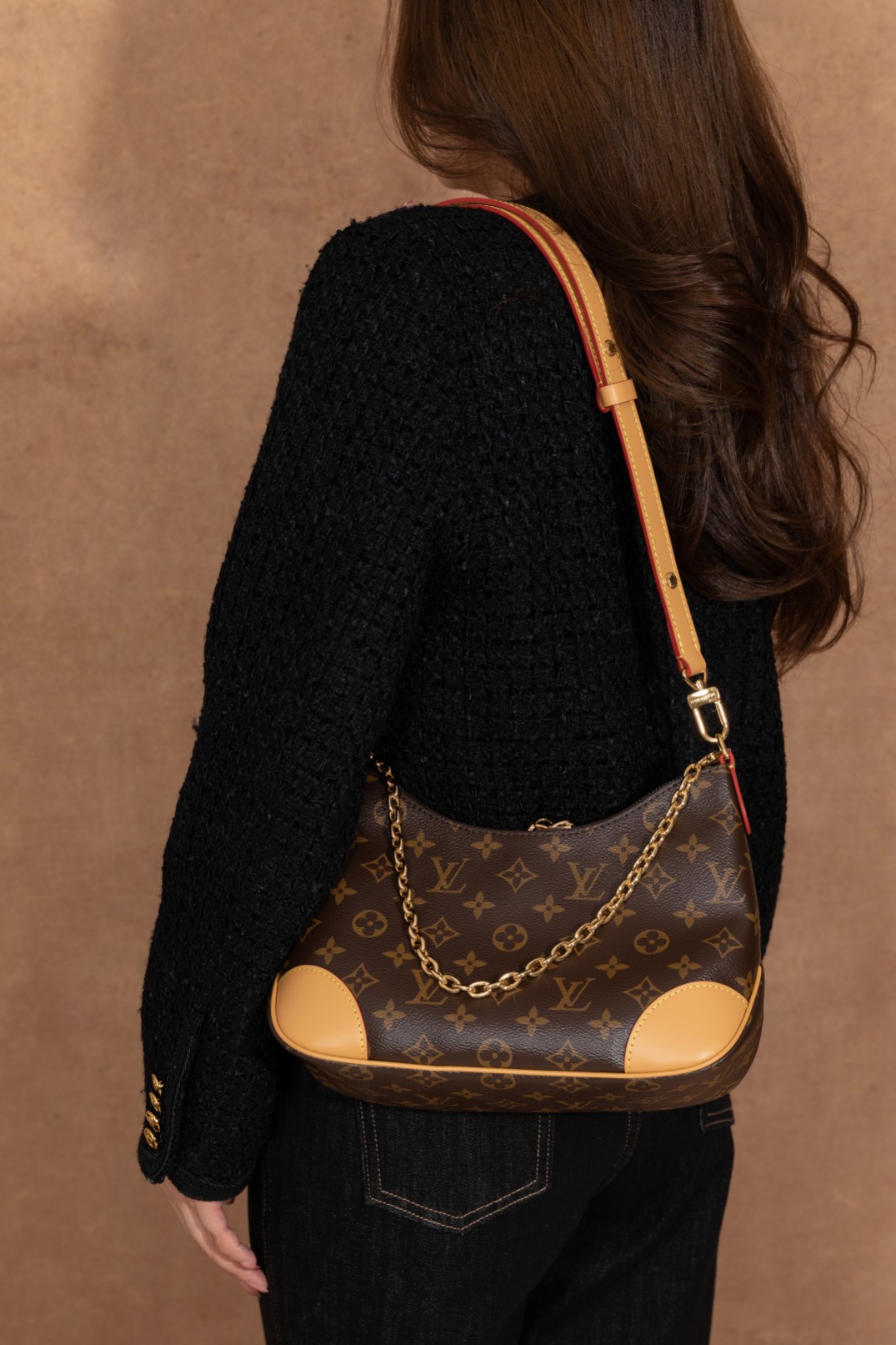 《𝐁𝐎𝐔𝐋𝐎𝐆𝐍𝐄 爆款之王 #M45832#:时尚魅力尽显》
𝐁𝐎𝐔𝐋𝐎𝐆𝐍𝐄 的 #M45832 ,作为爆款之王闪耀登场。
▪️AR 升级版,独家对版钢链条▪️,为包包增添了精致奢华之感。钢链条的质感与光泽,彰显着高品质与时尚品味。
【上身图 供参考】这款包包的多种背法,能够演绎出不同的色彩与风格。无论是单肩背的优雅时尚,还是斜挎的俏皮活力,亦或是当作腋下包的潮流个性,都能让你在不同场合中展现独特魅力。它不仅仅是一个包包,更是时尚的表达与个性的彰显。
选择𝐁𝐎𝐔𝐋𝐎𝐆𝐍𝐄 #M45832,开启你的时尚之旅,展现属于你的多彩魅力。